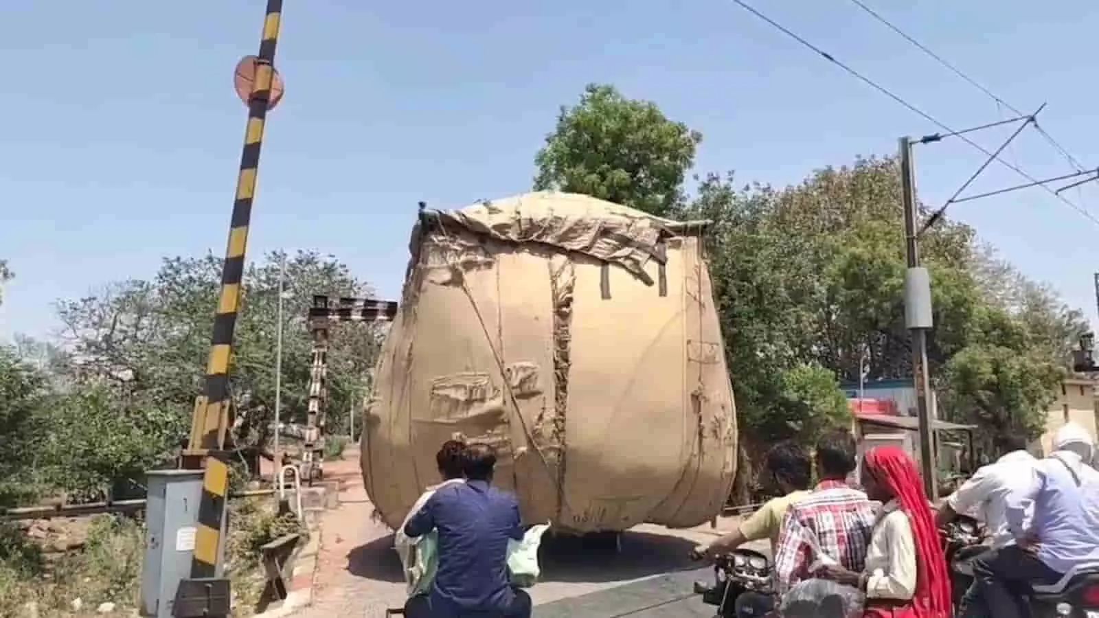 सड़क पर भूसे से लदी ओवरलोड ट्रैक्टर-ट्रॉली बयाना में यातायात बाधित करते हुए दिख रही है।