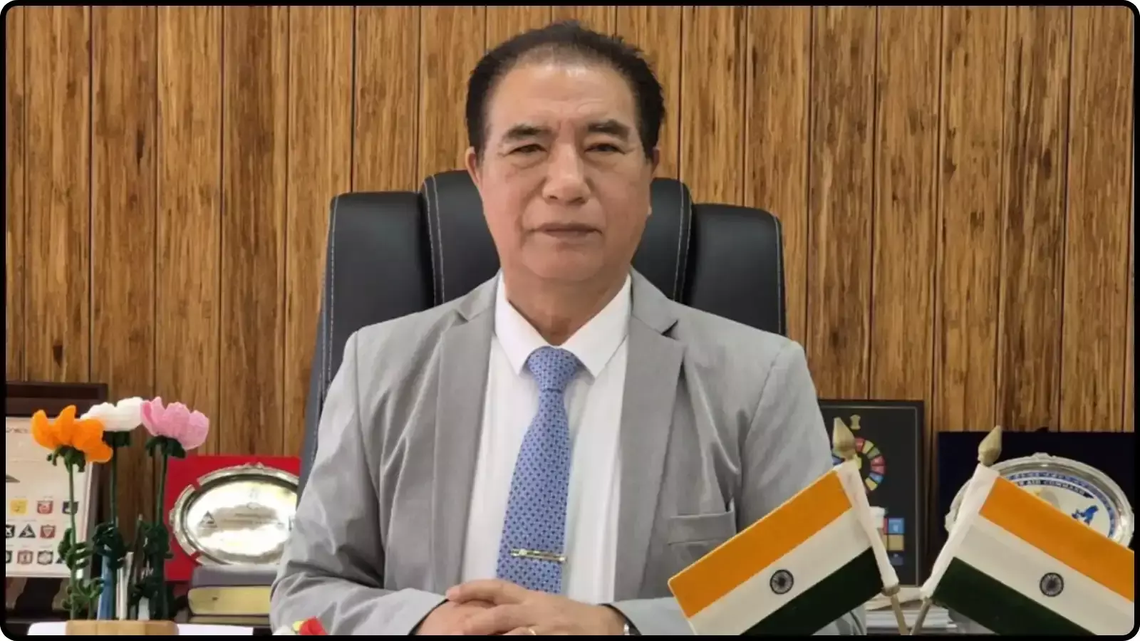 कार्यालय में बैठे हुए मुख्यमंत्री लालदुहोमा मिजोरम को उग्रवाद मुक्त घोषित करने के संदर्भ में।