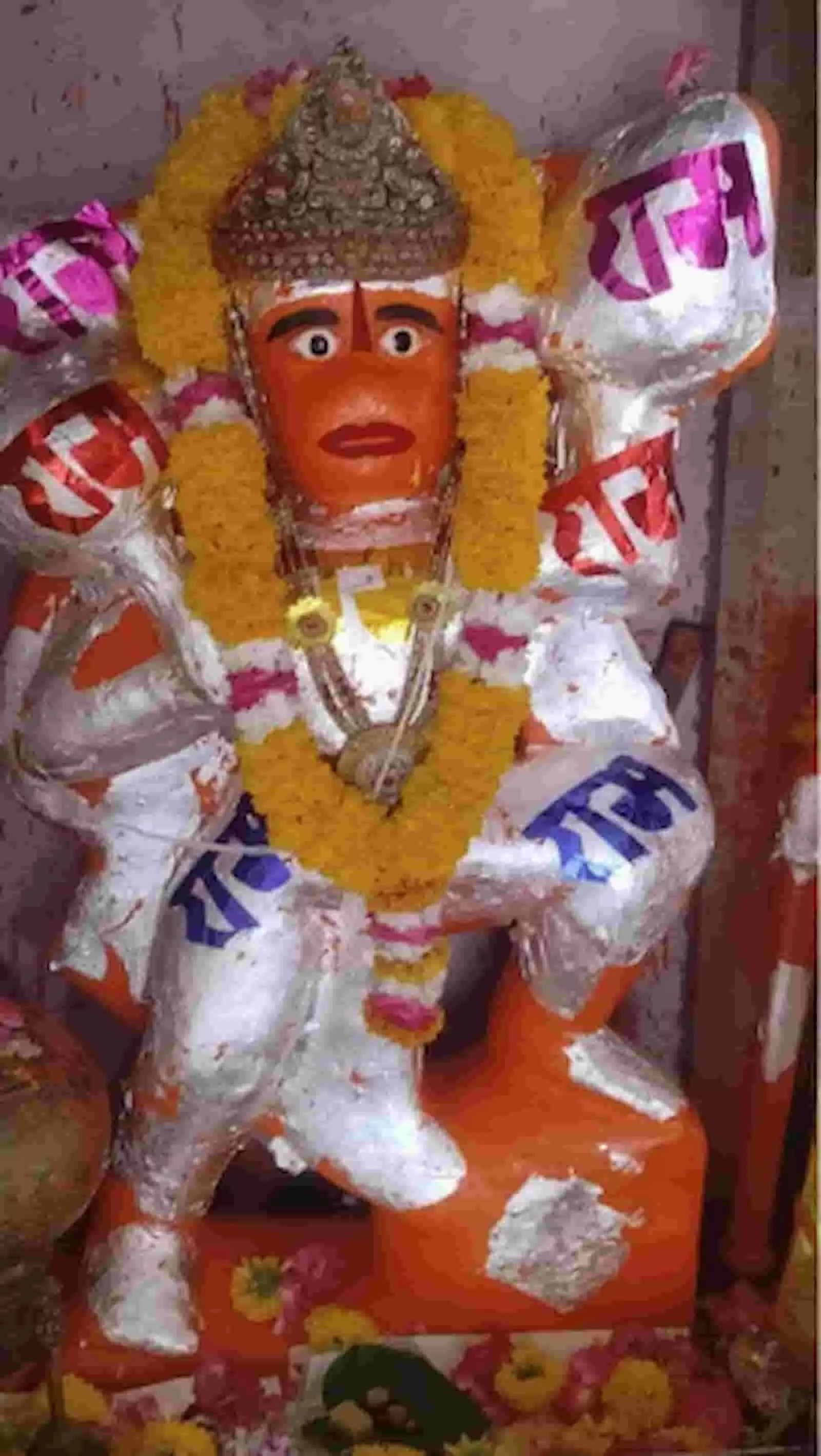 मंदिर के गर्भगृह में सिंदूरी चोला और फूलों से श्रृंगारित हनुमानजी की प्राचीन प्रतिमा।