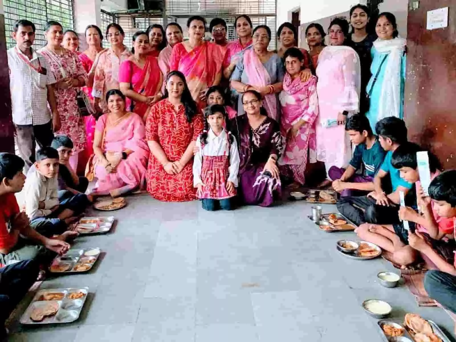 मूकबधिर विद्यालय में भोजन के साथ बैठे बच्चों के साथ विश्ववेरा सखी ग्रुप की महिला सदस्य। मूकबधिर विद्यालय में भोजन के साथ बैठे बच्चों के साथ विश्ववेरा सखी ग्रुप की महिला सदस्य।