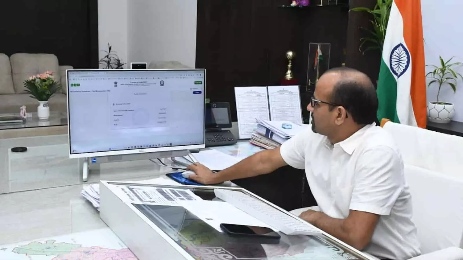 कंप्यूटर स्क्रीन पर जनगणना पोर्टल का उपयोग करते जिला कलेक्टर काना राम सवाई माधोपुर कार्यालय में स्व-गणना करते हुए। कंप्यूटर स्क्रीन पर जनगणना पोर्टल का उपयोग करते जिला कलेक्टर काना राम सवाई माधोपुर कार्यालय में स्व-गणना करते हुए।