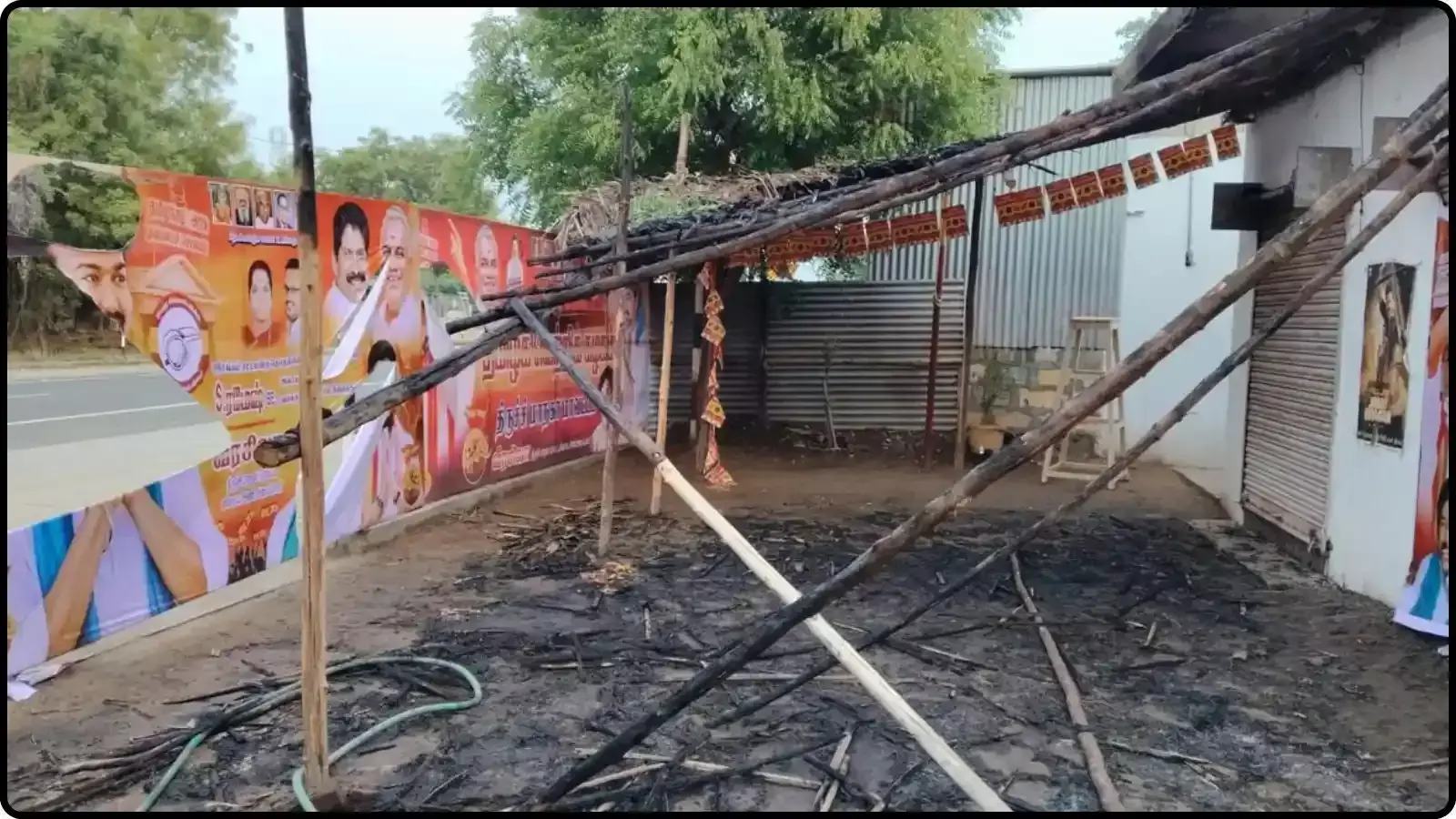 आग से नष्ट हुआ ढांचा और पोस्टर तिरुचिरापल्ली में TVK कार्यालय आगजनी के संदर्भ में।