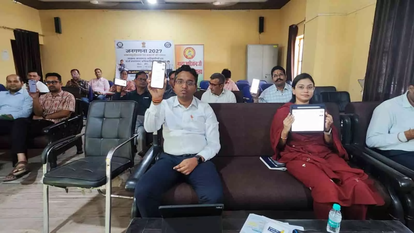 डीग में आयोजित प्रशिक्षण शिविर में अधिकारी डिजिटल उपकरणों द्वारा ऑनलाइन जनगणना प्रक्रिया का प्रदर्शन कर रहे हैं। डीग में आयोजित प्रशिक्षण शिविर में अधिकारी डिजिटल उपकरणों द्वारा ऑनलाइन जनगणना प्रक्रिया का प्रदर्शन कर रहे हैं।