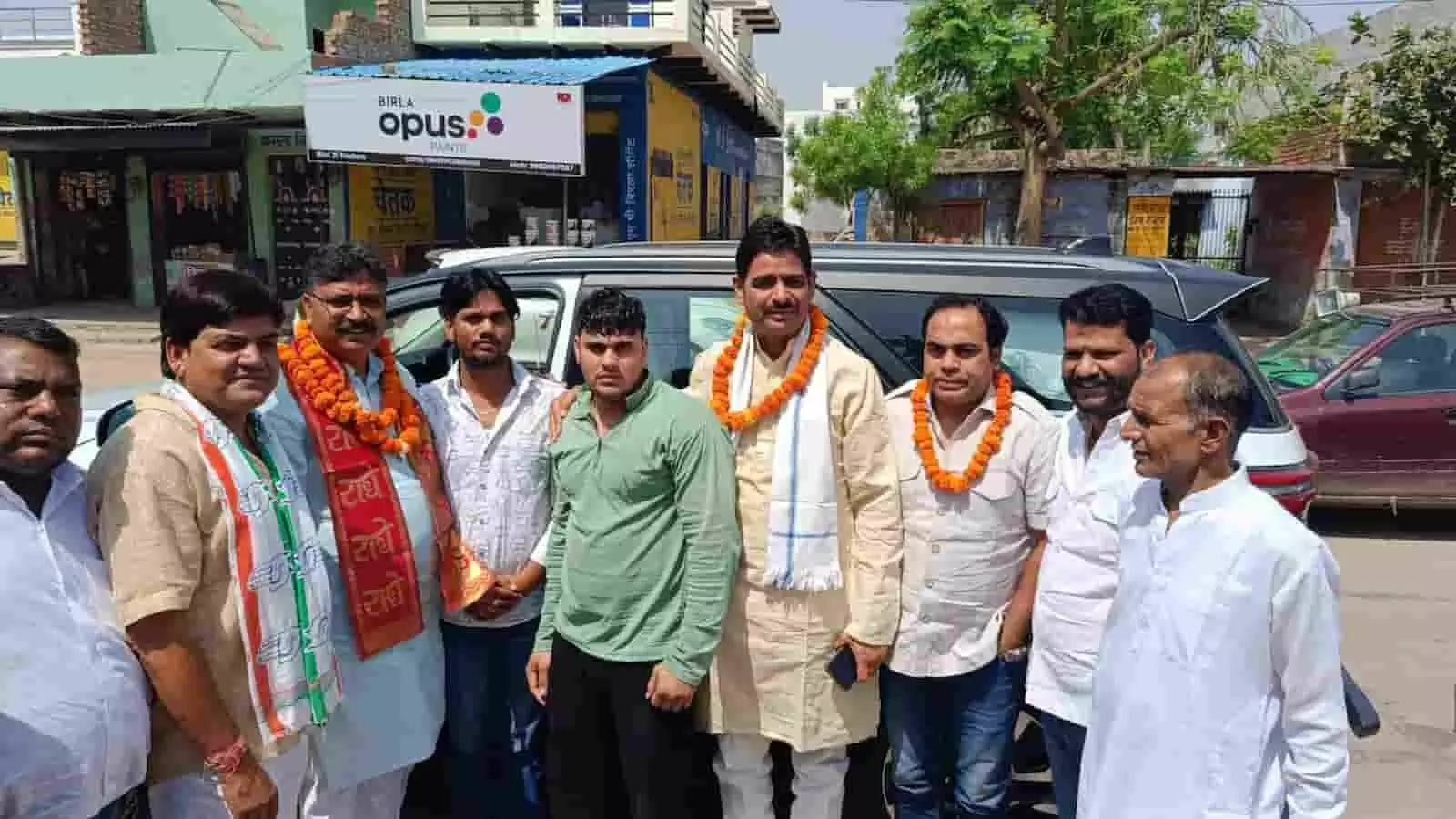 बृज नगर में कांग्रेस नेता टीकाराम जूली का फूल मालाओं के साथ स्वागत करते पार्टी कार्यकर्ता। बृज नगर में कांग्रेस नेता टीकाराम जूली का फूल मालाओं के साथ स्वागत करते पार्टी कार्यकर्ता।