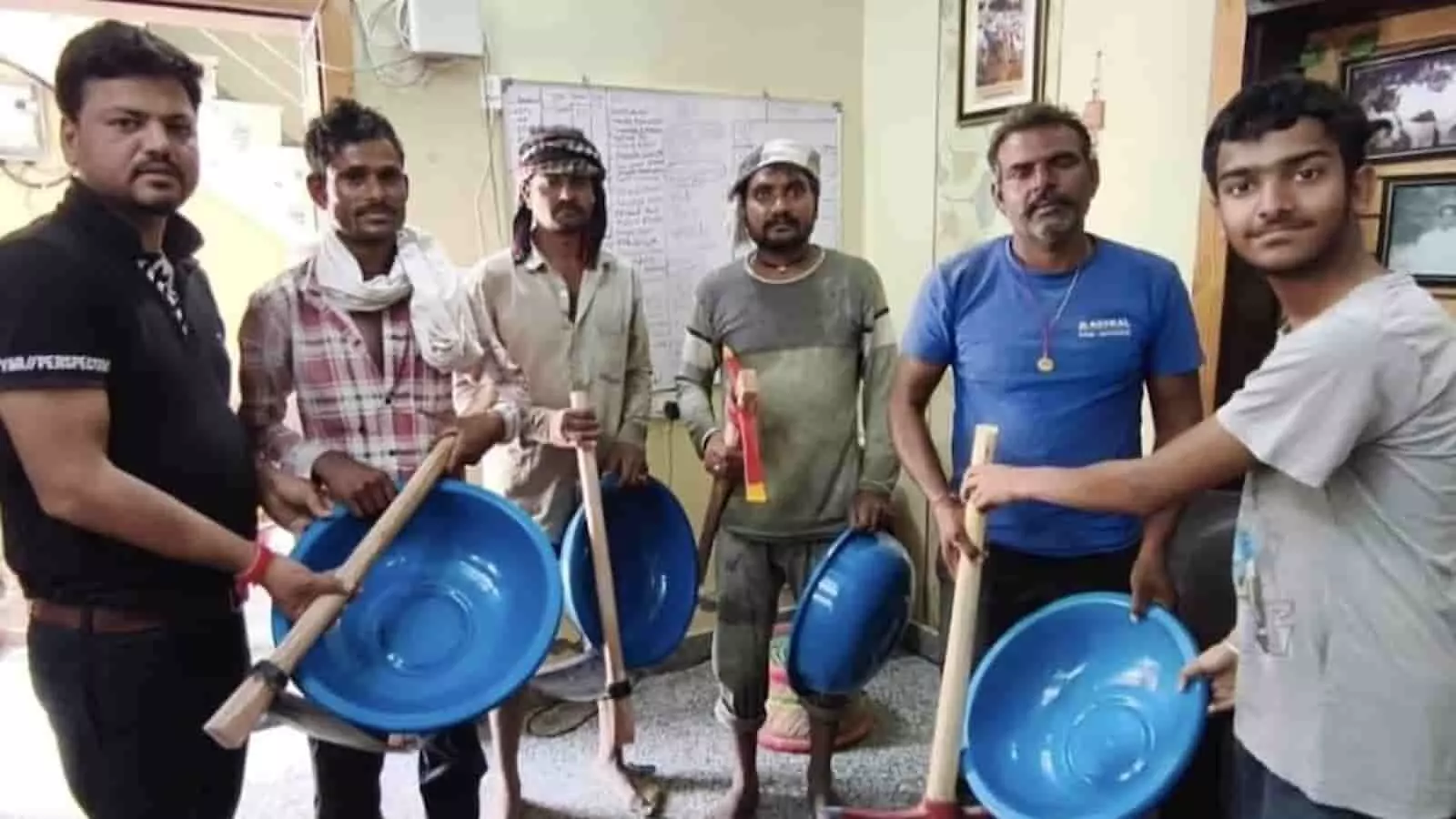 बारां में सेवा सदन के सदस्य मजदूर दिवस पर श्रमिकों को लोहे के औजार और नीली तगारी दे रहे हैं। बारां में सेवा सदन के सदस्य मजदूर दिवस पर श्रमिकों को लोहे के औजार और नीली तगारी दे रहे हैं।
