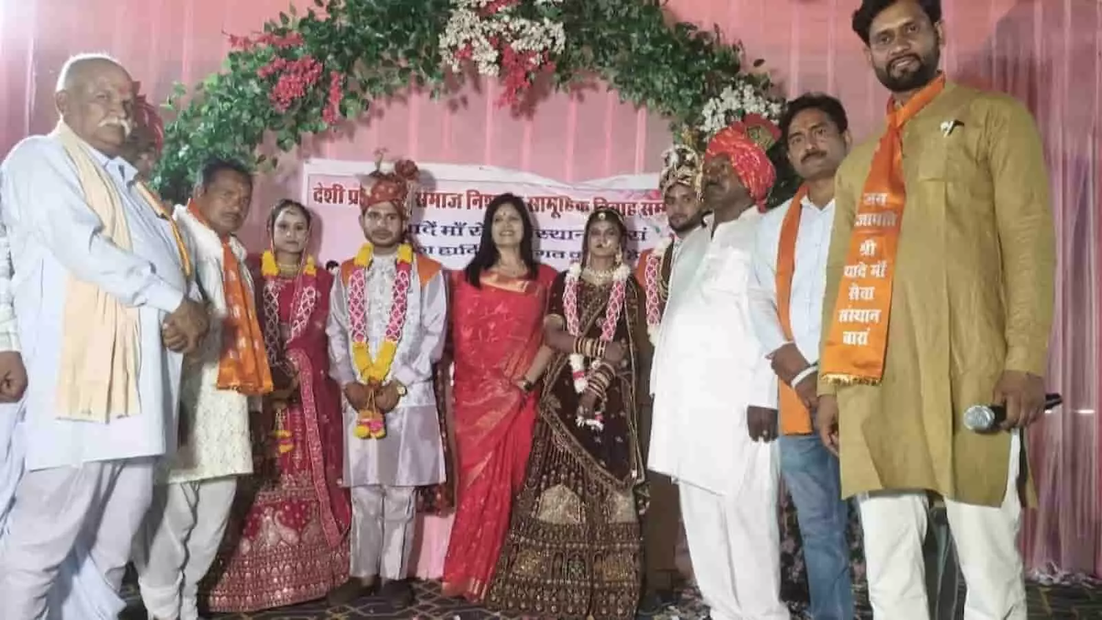 बारां में आयोजित सामूहिक विवाह सम्मेलन के दौरान मंच पर खड़े दूल्हा-दुल्हन और समाज के प्रतिनिधि। बारां में आयोजित सामूहिक विवाह सम्मेलन के दौरान मंच पर खड़े दूल्हा-दुल्हन और समाज के प्रतिनिधि।