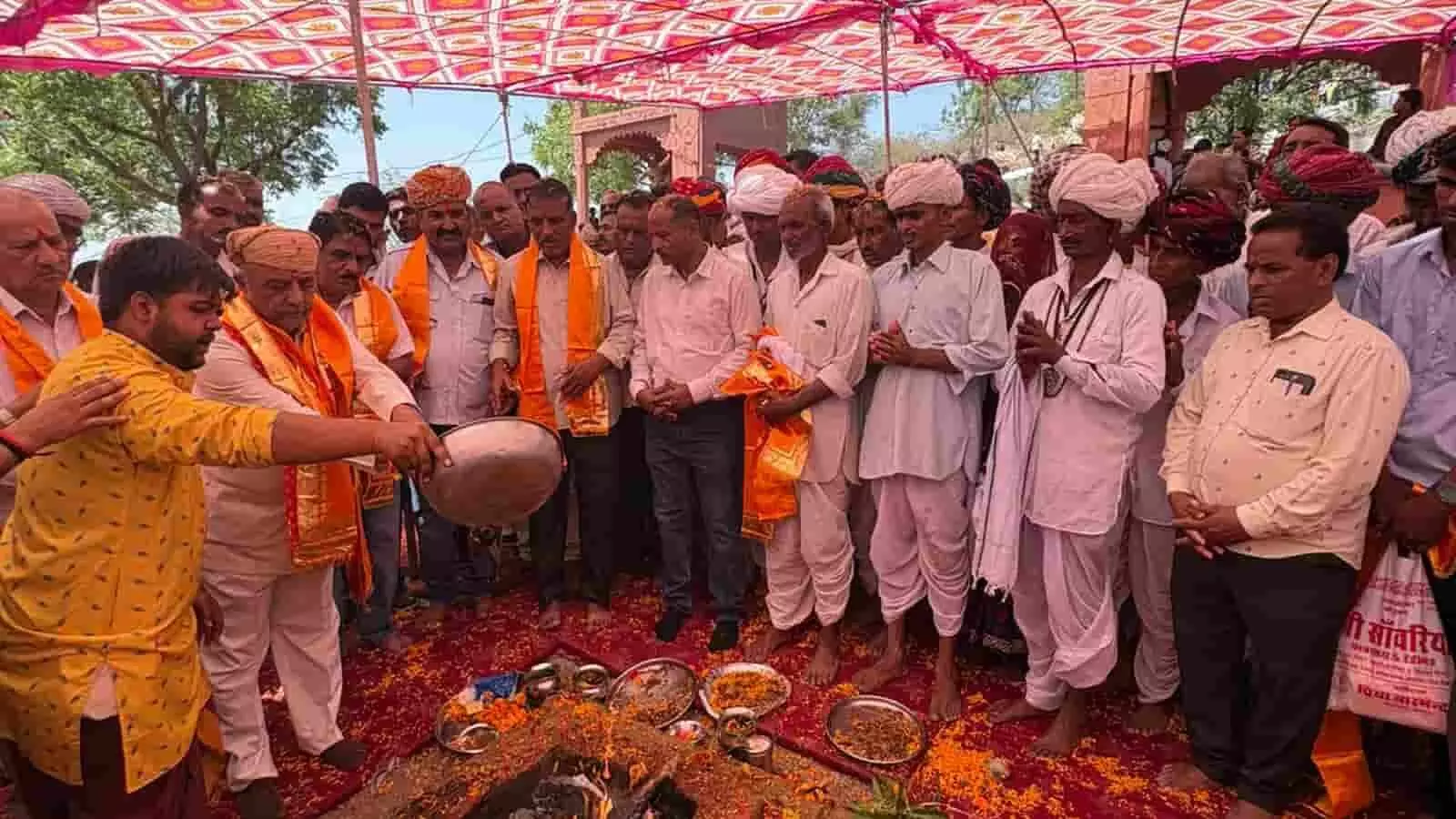 ताणा के चामुंडा माता मंदिर में हवन कुंड के पास धार्मिक अनुष्ठान करते हुए श्रद्धालु और ग्रामीण। ताणा के चामुंडा माता मंदिर में हवन कुंड के पास धार्मिक अनुष्ठान करते हुए श्रद्धालु और ग्रामीण।