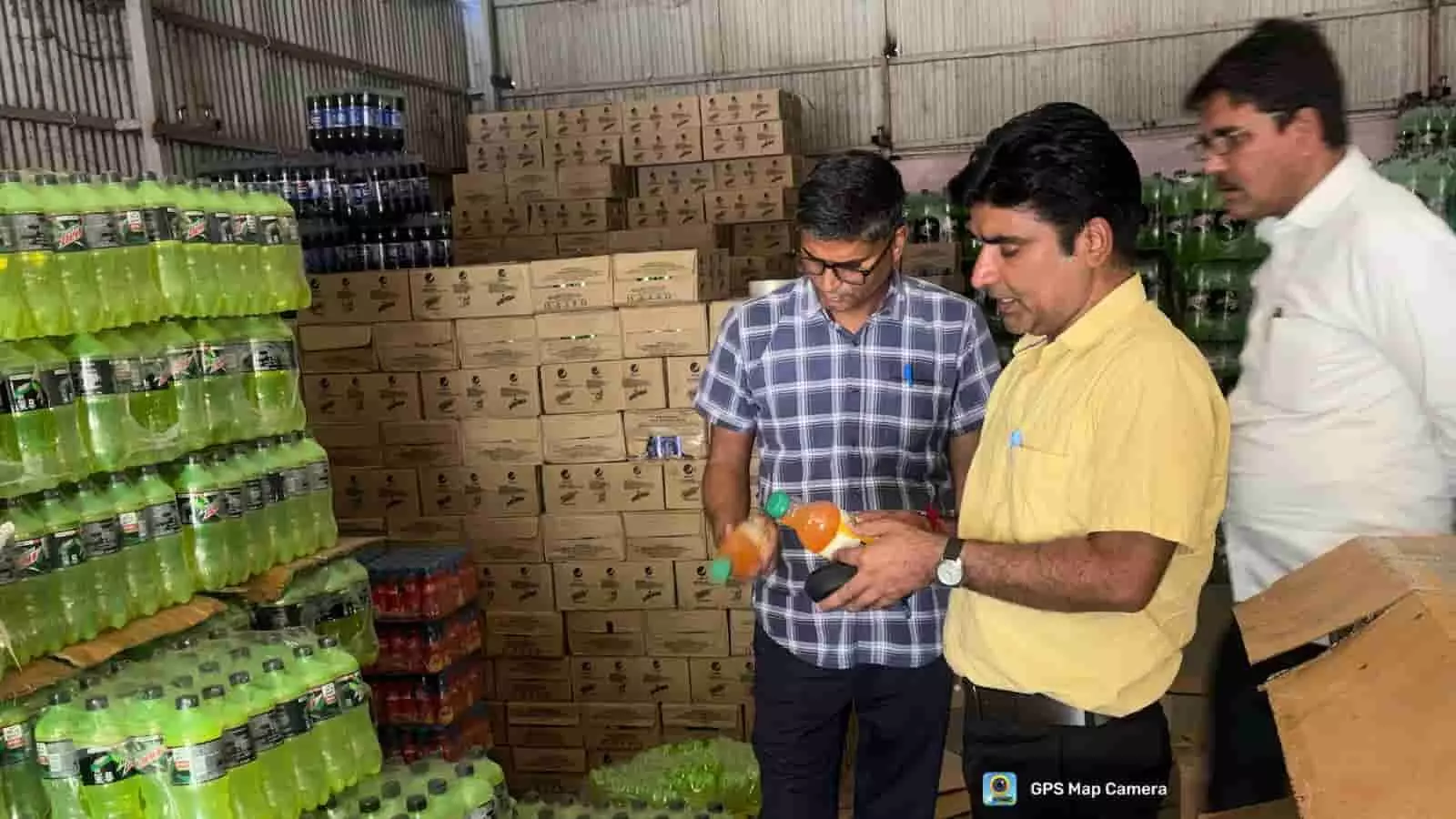 गोदाम में रखी बोतलों और कार्टन की जांच करते हुए खाद्य सुरक्षा अधिकारी सवाई माधोपुर। गोदाम में रखी बोतलों और कार्टन की जांच करते हुए खाद्य सुरक्षा अधिकारी सवाई माधोपुर।