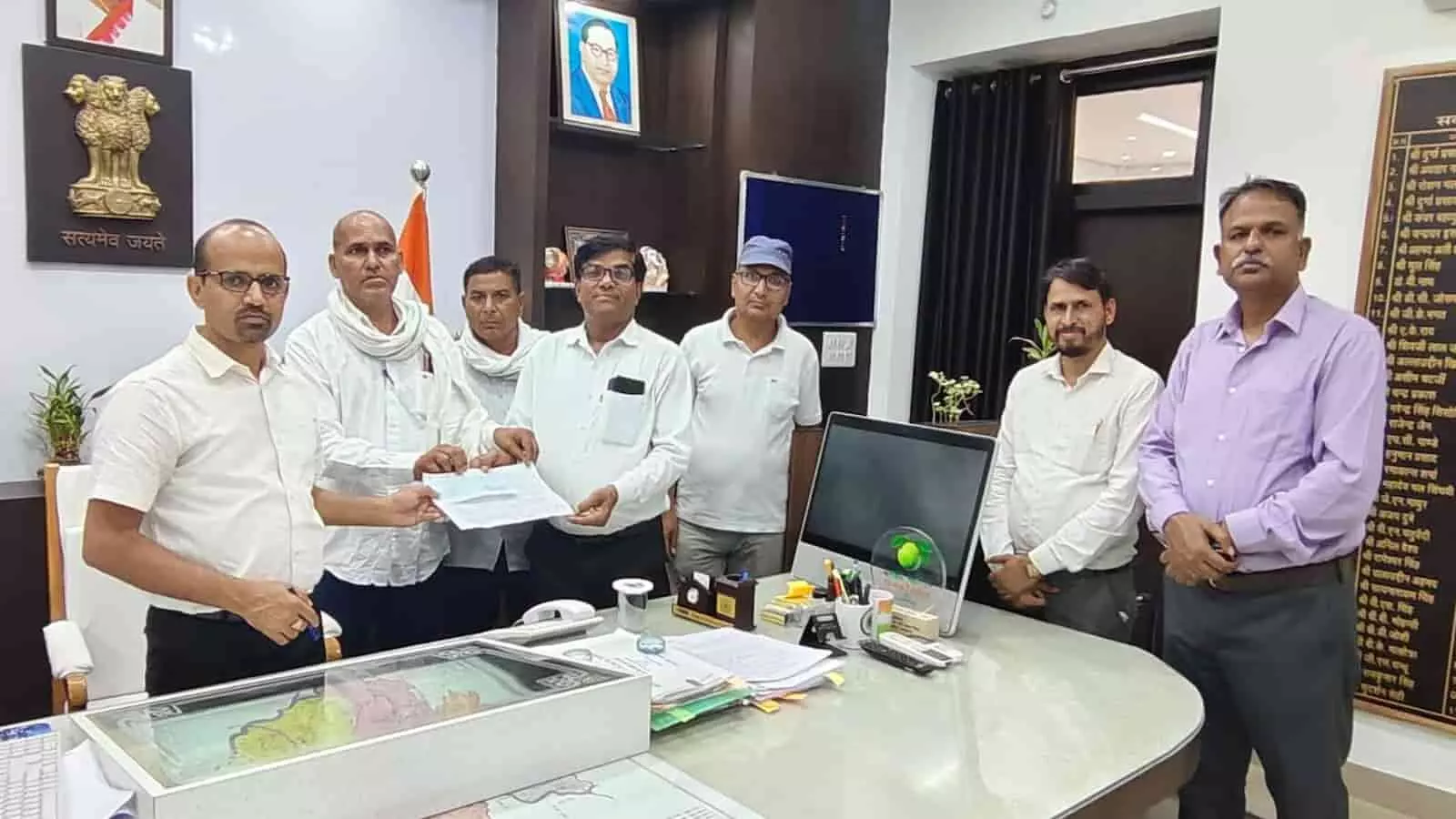 जिला कलक्टर कार्यालय में प्रधानाचार्य और ग्रामीण स्कूल विकास हेतु चेक भेंट करते हुए। जिला कलक्टर कार्यालय में प्रधानाचार्य और ग्रामीण स्कूल विकास हेतु चेक भेंट करते हुए।