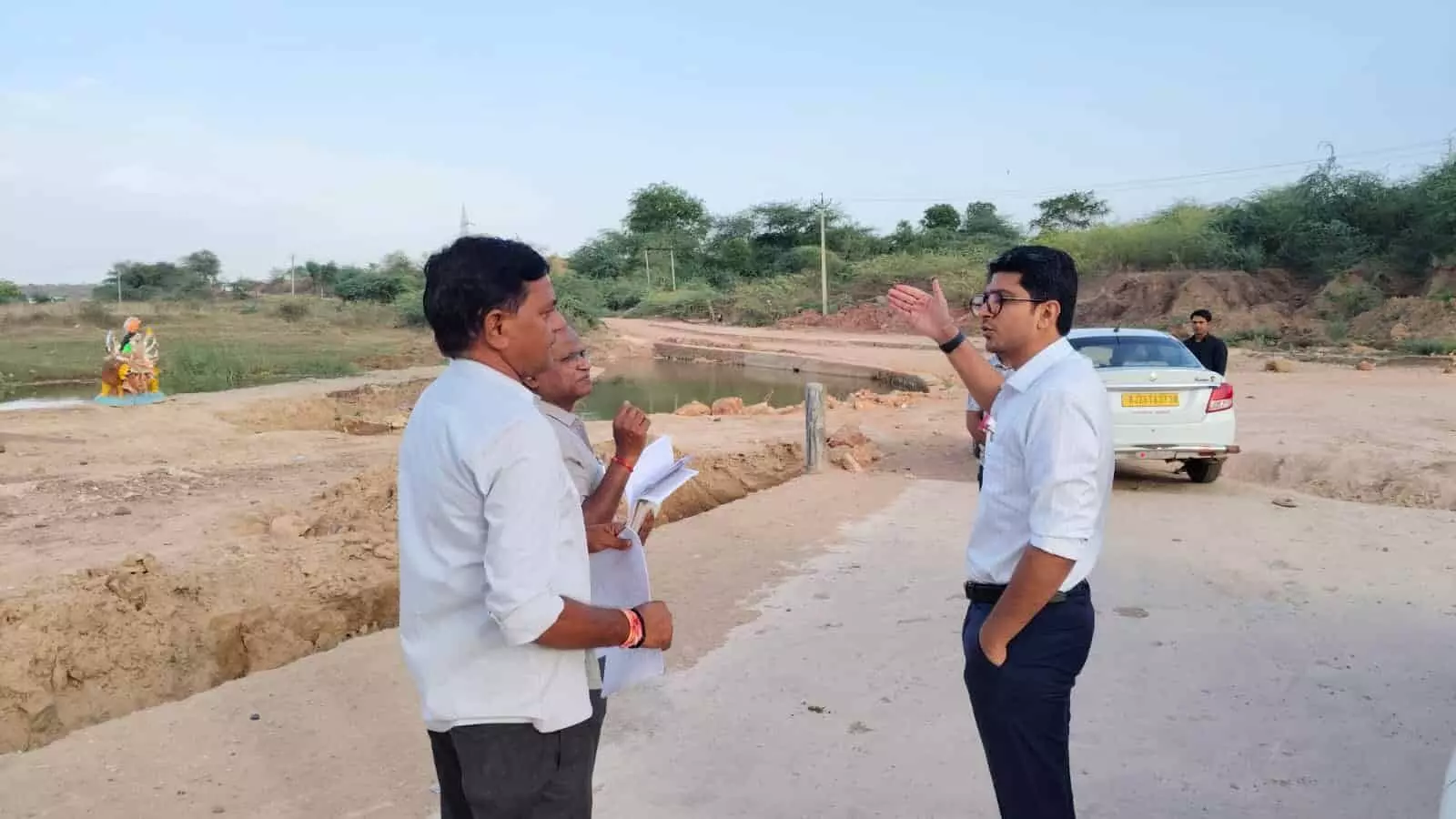 जिला कलक्टर अक्षय गोदारा कैलादेवी बायपास रोड पर अधिकारियों के साथ सड़क निर्माण कार्य का जायजा ले रहे हैं। जिला कलक्टर अक्षय गोदारा कैलादेवी बायपास रोड पर अधिकारियों के साथ सड़क निर्माण कार्य का जायजा ले रहे हैं।