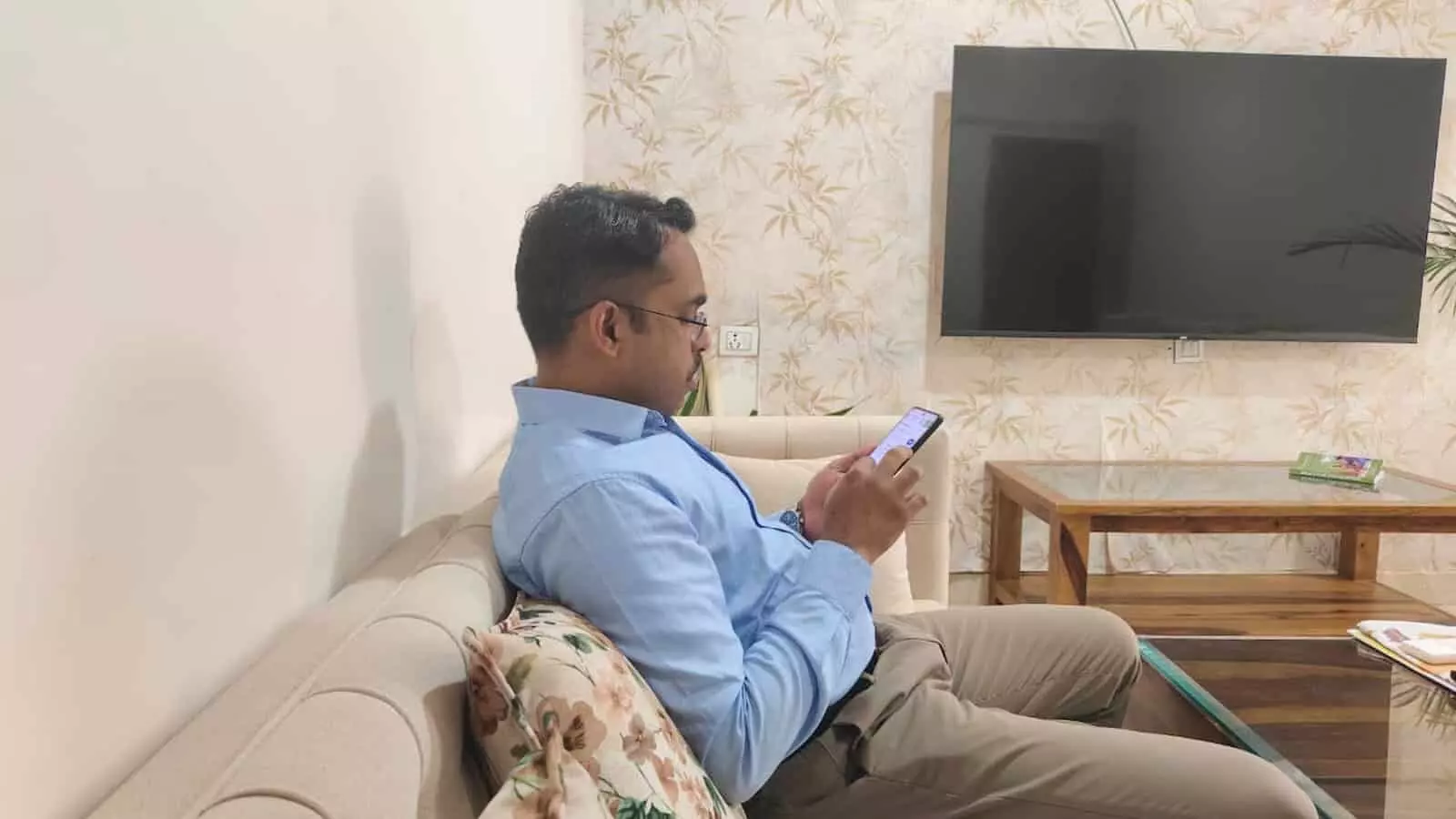 सोफे पर बैठकर मोबाइल फोन के जरिए जनगणना पोर्टल पर जानकारी दर्ज करते जिला कलेक्टर। सोफे पर बैठकर मोबाइल फोन के जरिए जनगणना पोर्टल पर जानकारी दर्ज करते जिला कलेक्टर।