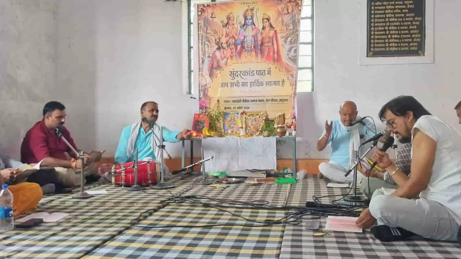 सलूंबर के समाज भवन में गायक और श्रद्धालु संगीतमय सुंदरकांड पाठ के दौरान भजन कीर्तन करते हुए। सलूंबर के समाज भवन में गायक और श्रद्धालु संगीतमय सुंदरकांड पाठ के दौरान भजन कीर्तन करते हुए।