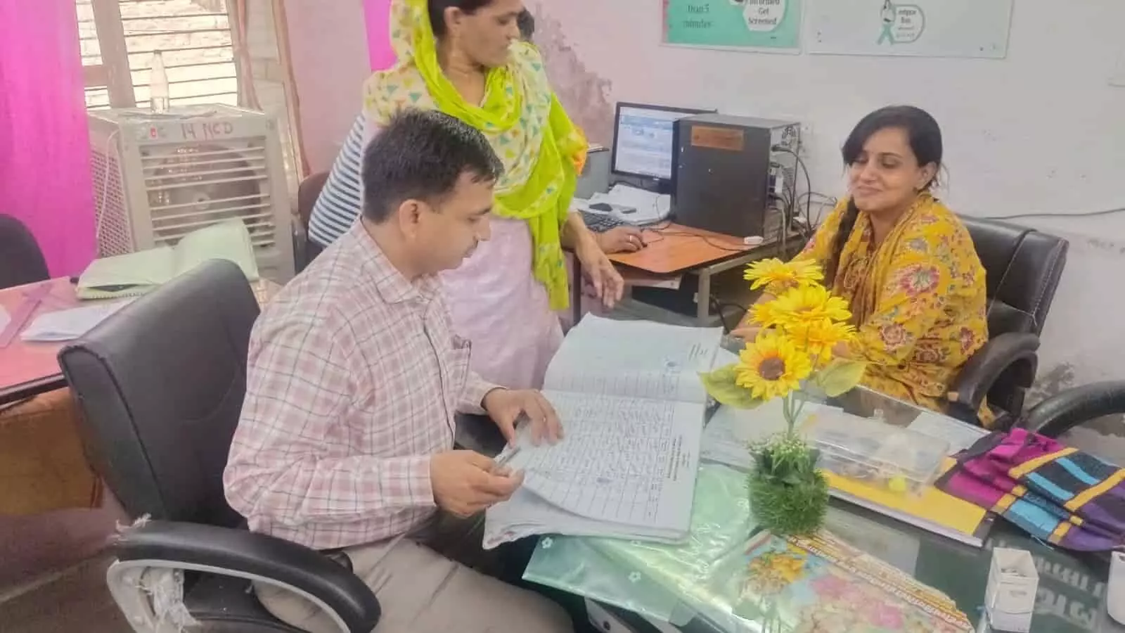 सरकारी कार्यालय में मेज पर फाइल देखते अधिकारी और कर्मचारी सलूंबर ग्राम रथ अभियान के दौरान। सरकारी कार्यालय में मेज पर फाइल देखते अधिकारी और कर्मचारी सलूंबर ग्राम रथ अभियान के दौरान।