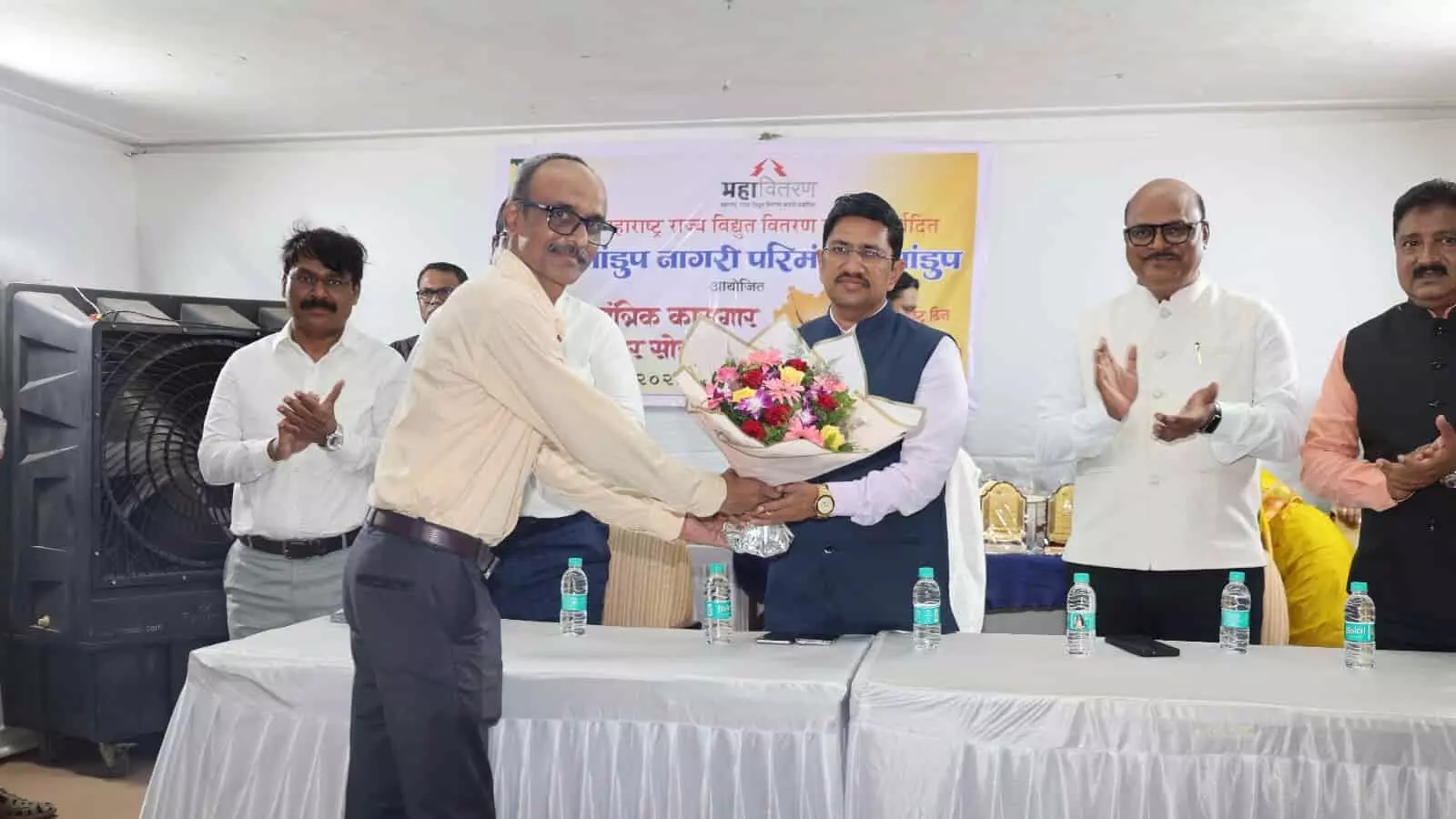 महावितरण कार्यालय के सभागार में वरिष्ठ अधिकारी तकनीकी कर्मचारी को सम्मानित करते हुए।
