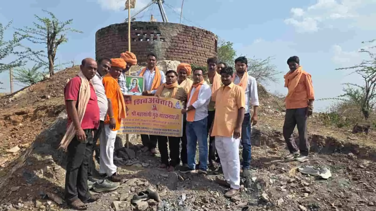 चित्तौड़गढ़ के काकरवा में गुरु गोरखनाथ मंदिर की स्थापना हेतु मटुनिया मगरी पर एकत्रित हुए नाथ समाज के लोग। चित्तौड़गढ़ के काकरवा में गुरु गोरखनाथ मंदिर की स्थापना हेतु मटुनिया मगरी पर एकत्रित हुए नाथ समाज के लोग।