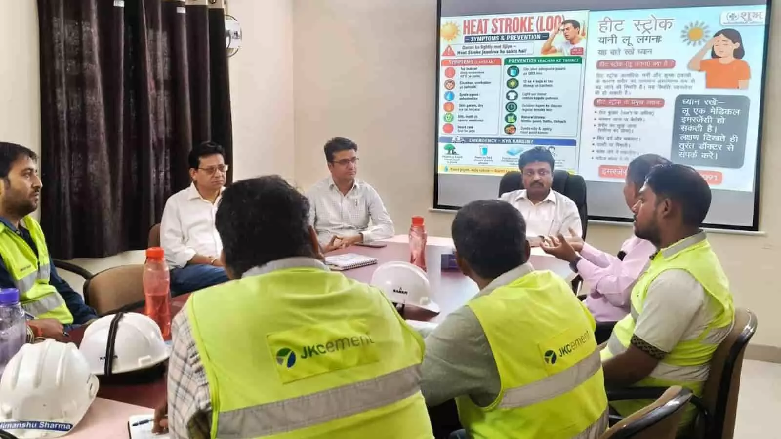 निम्बाहेड़ा में जेके सीमेंट माइंस अधिकारी और कर्मचारी सुरक्षा बैठक के दौरान हीट स्ट्रोक पोस्टर के सामने चर्चा करते हुए। निम्बाहेड़ा में जेके सीमेंट माइंस अधिकारी और कर्मचारी सुरक्षा बैठक के दौरान हीट स्ट्रोक पोस्टर के सामने चर्चा करते हुए।