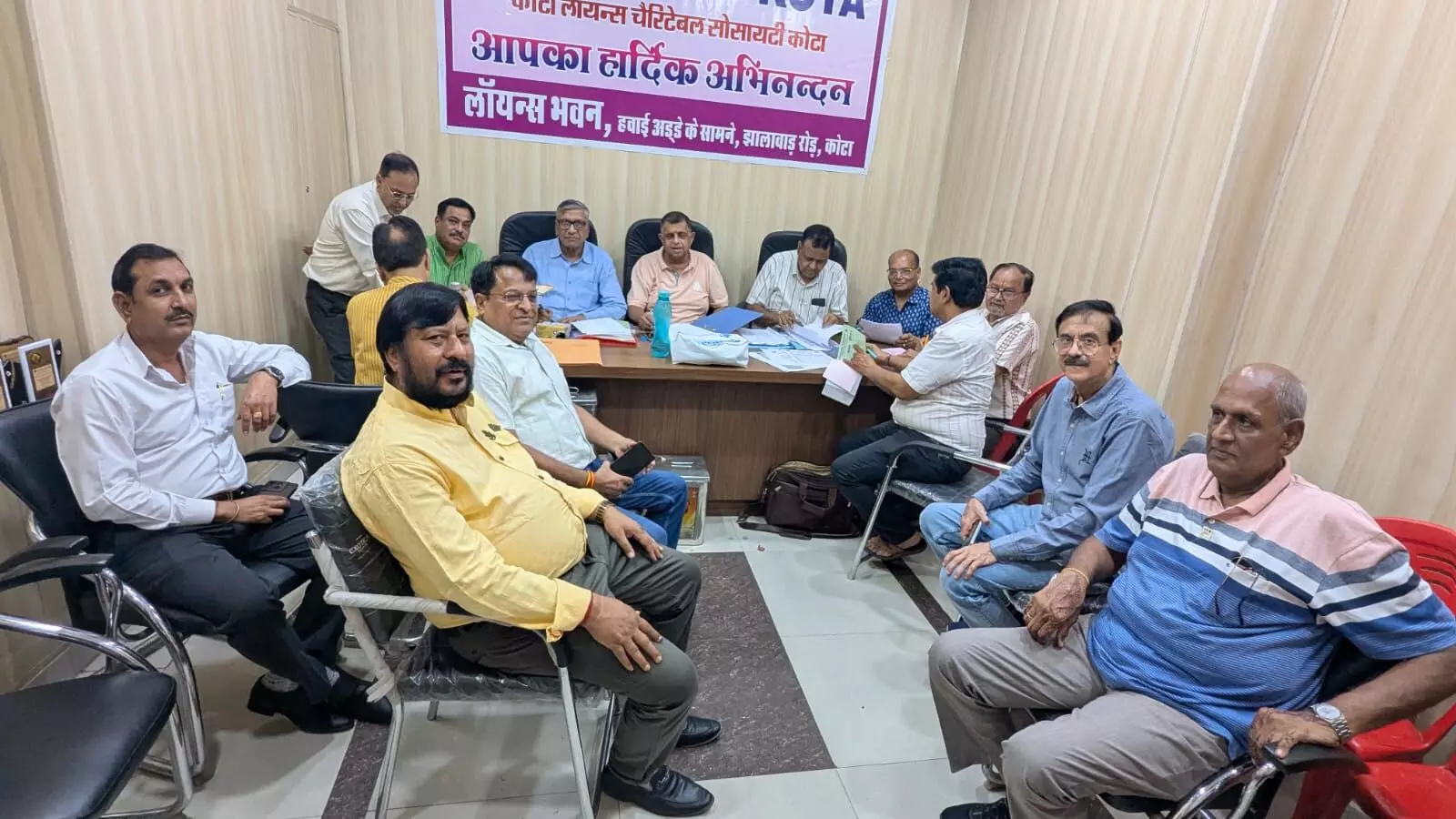 कोटा के लायंस भवन में आगामी प्रांतीय अधिवेशन की रूपरेखा तैयार करते संगठन के विभिन्न पदाधिकारी और सदस्य। कोटा के लायंस भवन में आगामी प्रांतीय अधिवेशन की रूपरेखा तैयार करते संगठन के विभिन्न पदाधिकारी और सदस्य।