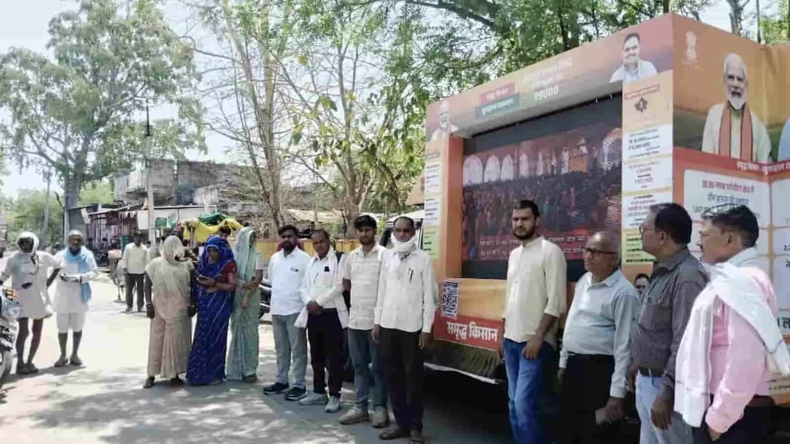 बारां के गांव में एलईडी स्क्रीन वाली ग्राम रथ मोबाइल वैन के सामने खड़े ग्रामीण और जागरूक नागरिक। बारां के गांव में एलईडी स्क्रीन वाली ग्राम रथ मोबाइल वैन के सामने खड़े ग्रामीण और जागरूक नागरिक।