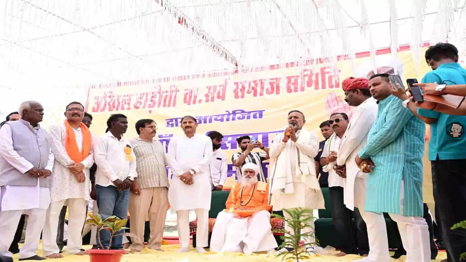 सामूहिक विवाह कार्यक्रम के मंच पर माइक के पास खड़े होकर भाषण देते ऊर्जा मंत्री हीरालाल नागर। सामूहिक विवाह कार्यक्रम के मंच पर माइक के पास खड़े होकर भाषण देते ऊर्जा मंत्री हीरालाल नागर।