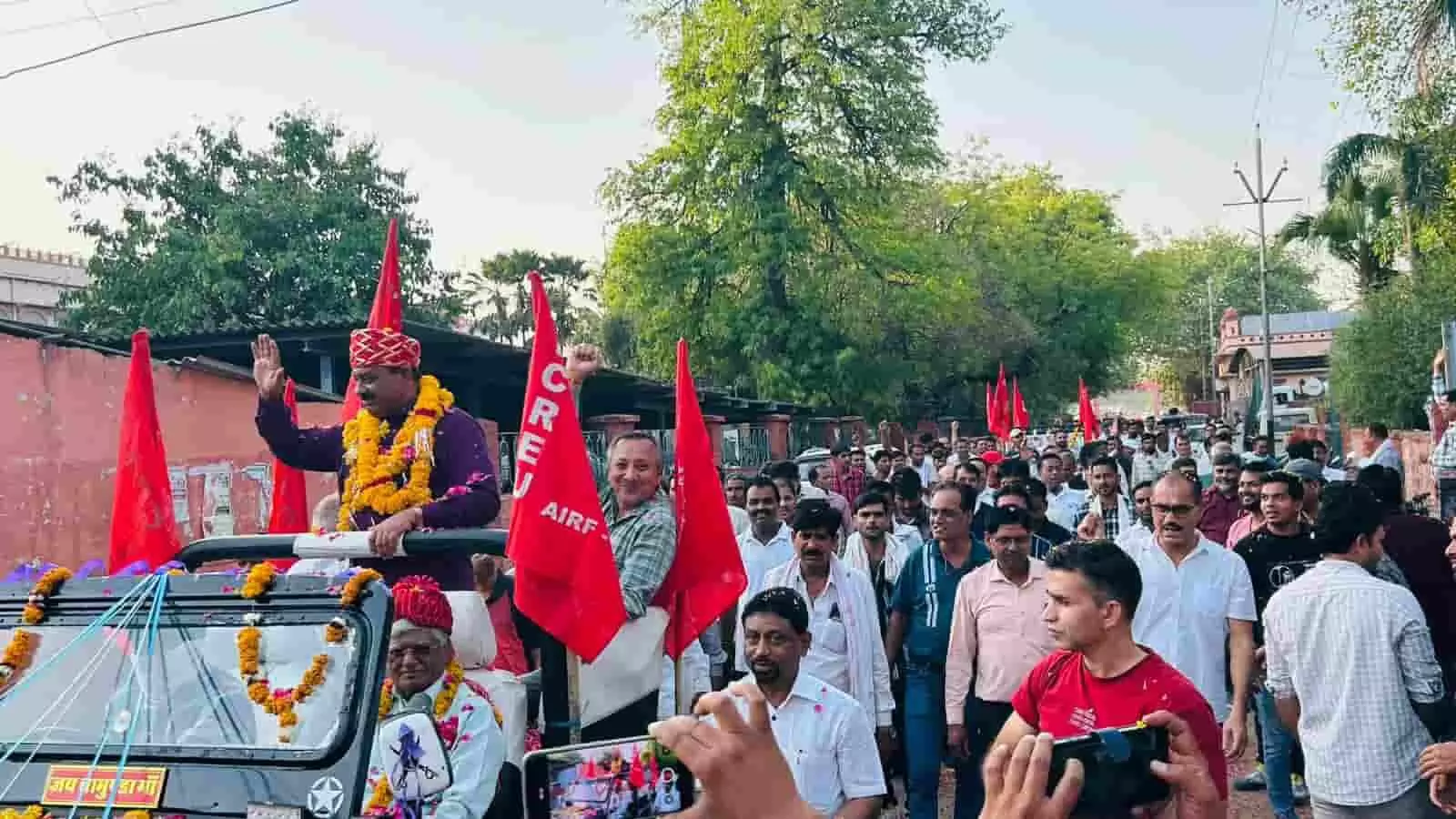 खुली जीप में सवार शिवगोपाल मिश्रा और जेआर भौंसले कोटा में रेल कर्मचारियों की विरोध रैली निकालते हुए। खुली जीप में सवार शिवगोपाल मिश्रा और जेआर भौंसले कोटा में रेल कर्मचारियों की विरोध रैली निकालते हुए।