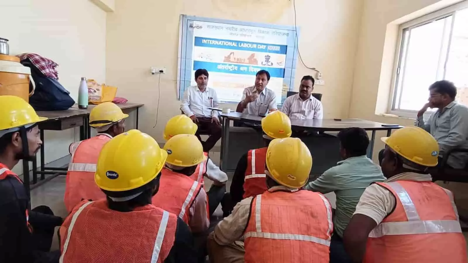 नगला गोपाल एसटीपी पर अंतरराष्ट्रीय श्रमिक दिवस के दौरान अधिकारियों और श्रमिकों के बीच जागरूकता बैठक। नगला गोपाल एसटीपी पर अंतरराष्ट्रीय श्रमिक दिवस के दौरान अधिकारियों और श्रमिकों के बीच जागरूकता बैठक।