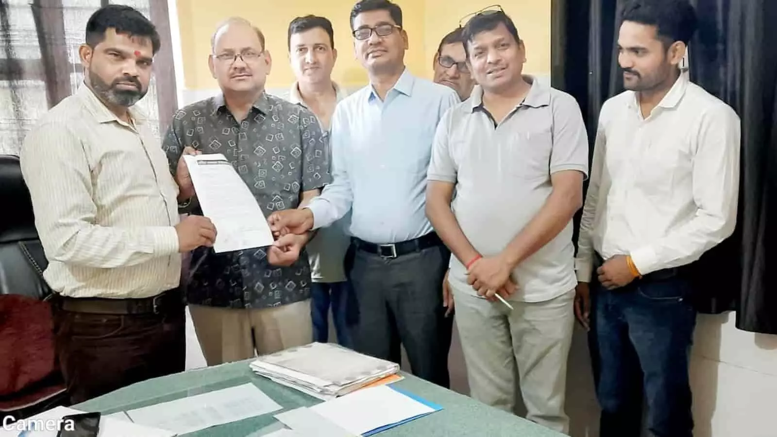 एनएचएम संविदा कर्मी कार्यालय के भीतर चिकित्सा अधिकारी को अपनी मांगों का लिखित ज्ञापन सौंपते हुए। एनएचएम संविदा कर्मी कार्यालय के भीतर चिकित्सा अधिकारी को अपनी मांगों का लिखित ज्ञापन सौंपते हुए।