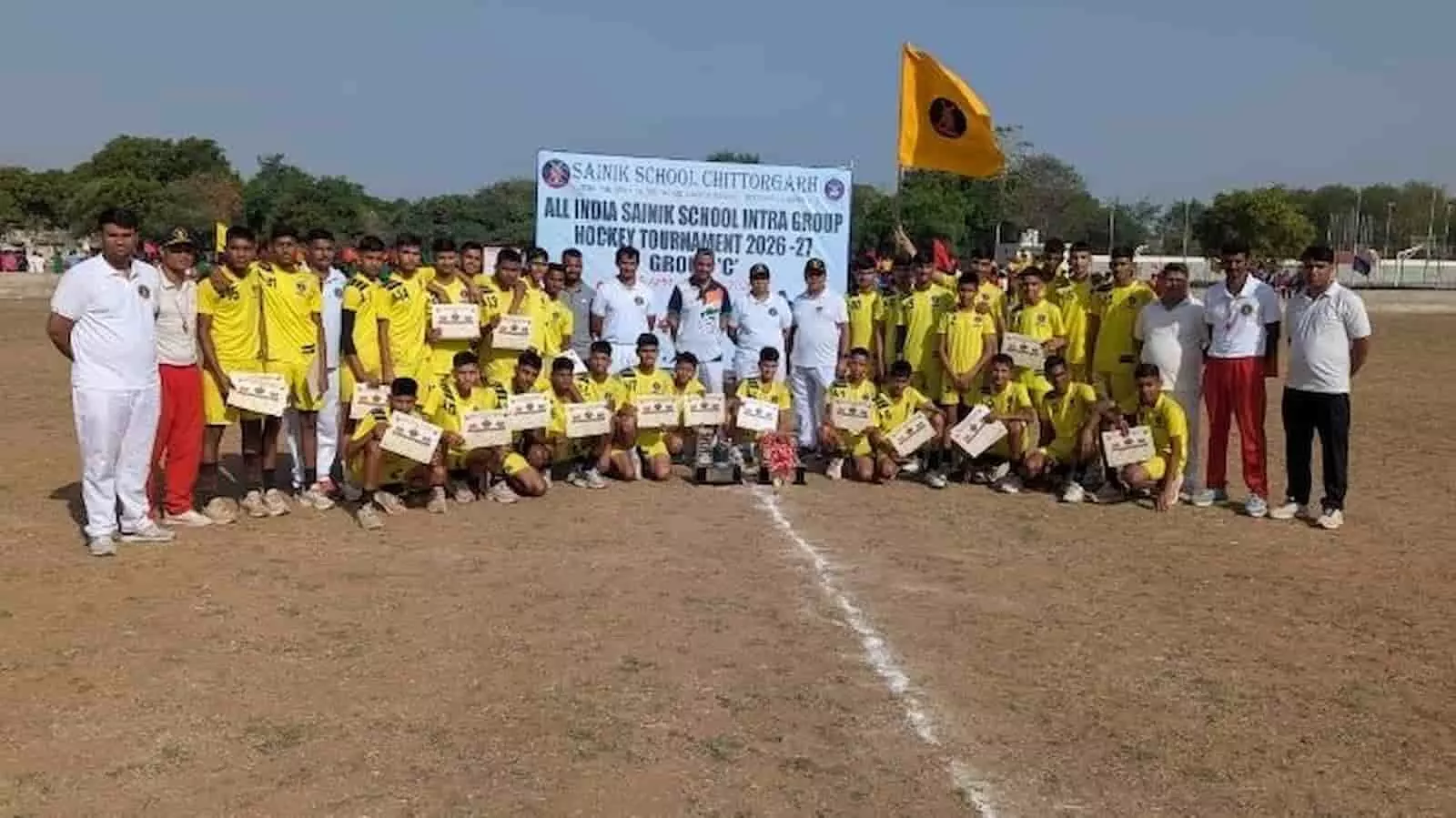 सैनिक स्कूल चित्तौड़गढ़ के हॉकी मैदान में प्रमाणपत्र पकड़े हुए विजेता कैडेट और अधिकारियों का समूह। सैनिक स्कूल चित्तौड़गढ़ के हॉकी मैदान में प्रमाणपत्र पकड़े हुए विजेता कैडेट और अधिकारियों का समूह।