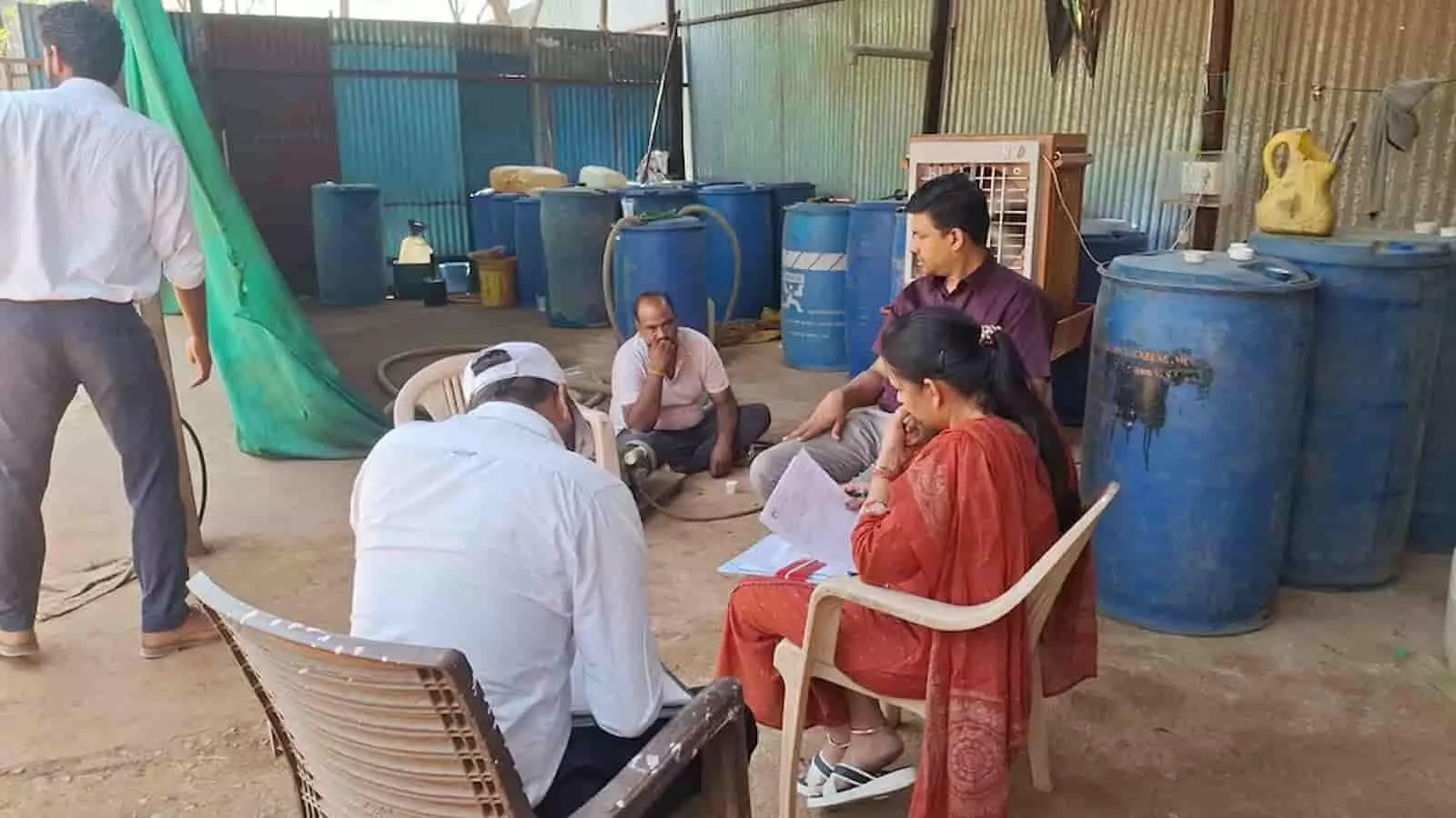 चित्तौड़गढ़ के भण्डारिया में पुलिस और रसद विभाग के अधिकारी जब्त किए गए ईंधन ड्रमों के पास बैठकर कागजी कार्रवाई कर रहे हैं। चित्तौड़गढ़ के भण्डारिया में पुलिस और रसद विभाग के अधिकारी जब्त किए गए ईंधन ड्रमों के पास बैठकर कागजी कार्रवाई कर रहे हैं।