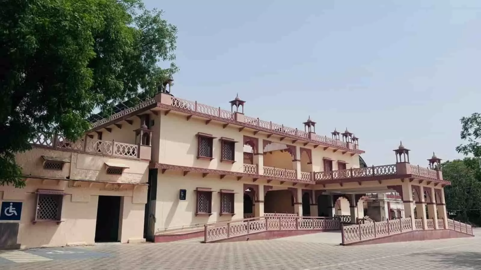राजस्थानी स्थापत्य शैली में निर्मित सोजत रोड रेलवे स्टेशन की नई मुख्य इमारत और दिव्यांगजन रैंप। राजस्थानी स्थापत्य शैली में निर्मित सोजत रोड रेलवे स्टेशन की नई मुख्य इमारत और दिव्यांगजन रैंप।