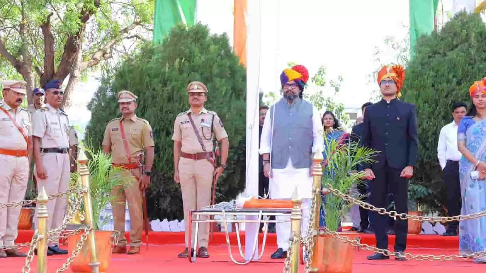 लातूर पुलिस मुख्यालय में तिरंगा फहराने के दौरान सावधान की मुद्रा में खड़े पालकमंत्री और प्रशासनिक अधिकारी।