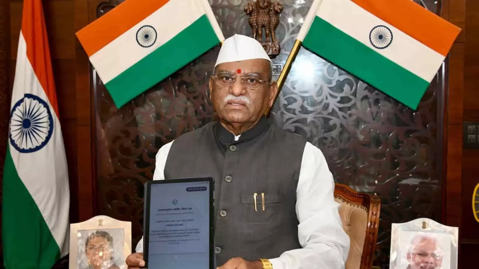 जयपुर में राज्यपाल हरिभाऊ बागडे हाथ में टैबलेट लेकर डिजिटल जनगणना पोर्टल का शुभारंभ करते हुए। जयपुर में राज्यपाल हरिभाऊ बागडे हाथ में टैबलेट लेकर डिजिटल जनगणना पोर्टल का शुभारंभ करते हुए।