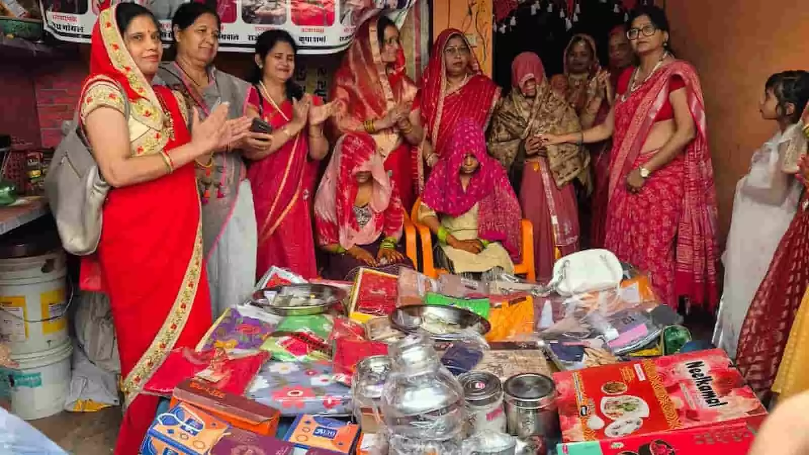 रोशनी महिला मंडल की सदस्य गरीब बेटियों को विवाह हेतु घरेलू सामान और उपहार भेंट करते हुए। रोशनी महिला मंडल की सदस्य गरीब बेटियों को विवाह हेतु घरेलू सामान और उपहार भेंट करते हुए।