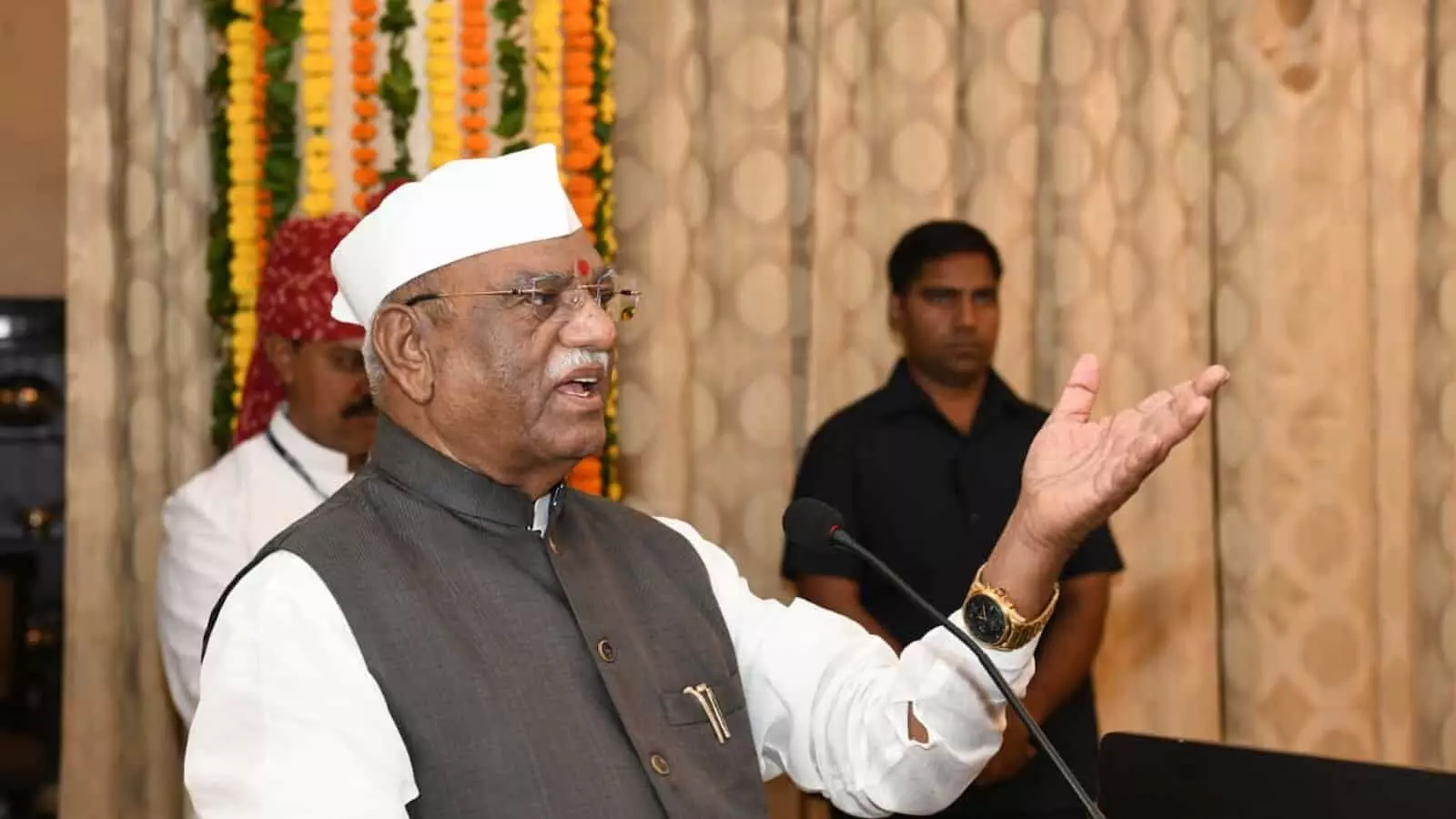 पोडियम पर भाषण देते हुए राज्यपाल हरिभाऊ बागडे जयपुर के राजभवन में आयोजित समारोह के दौरान। पोडियम पर भाषण देते हुए राज्यपाल हरिभाऊ बागडे जयपुर के राजभवन में आयोजित समारोह के दौरान।
