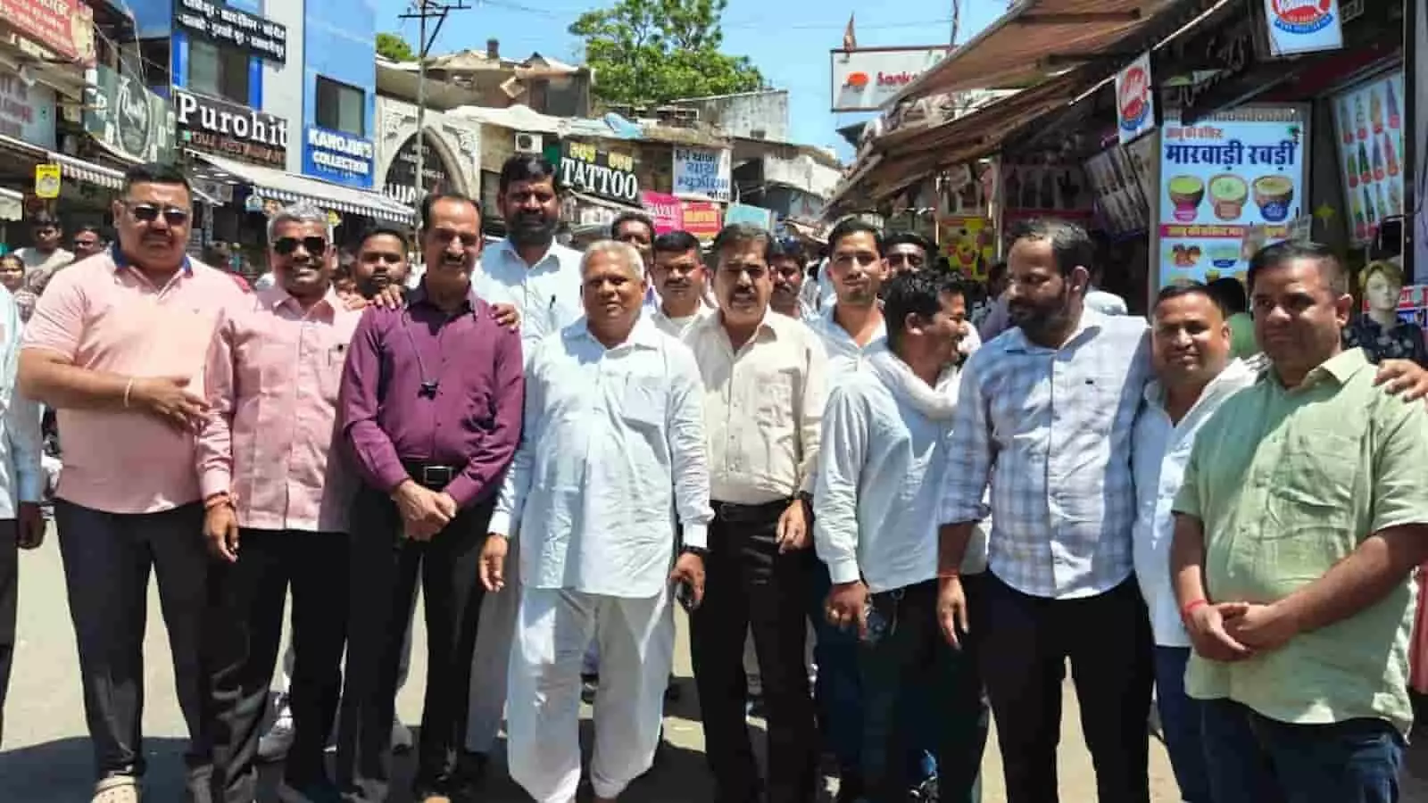 माउंट आबू के बाजार में सुरक्षा व्यवस्था का निरीक्षण करते पुलिस अधिकारी और स्थानीय नागरिक। माउंट आबू के बाजार में सुरक्षा व्यवस्था का निरीक्षण करते पुलिस अधिकारी और स्थानीय नागरिक।