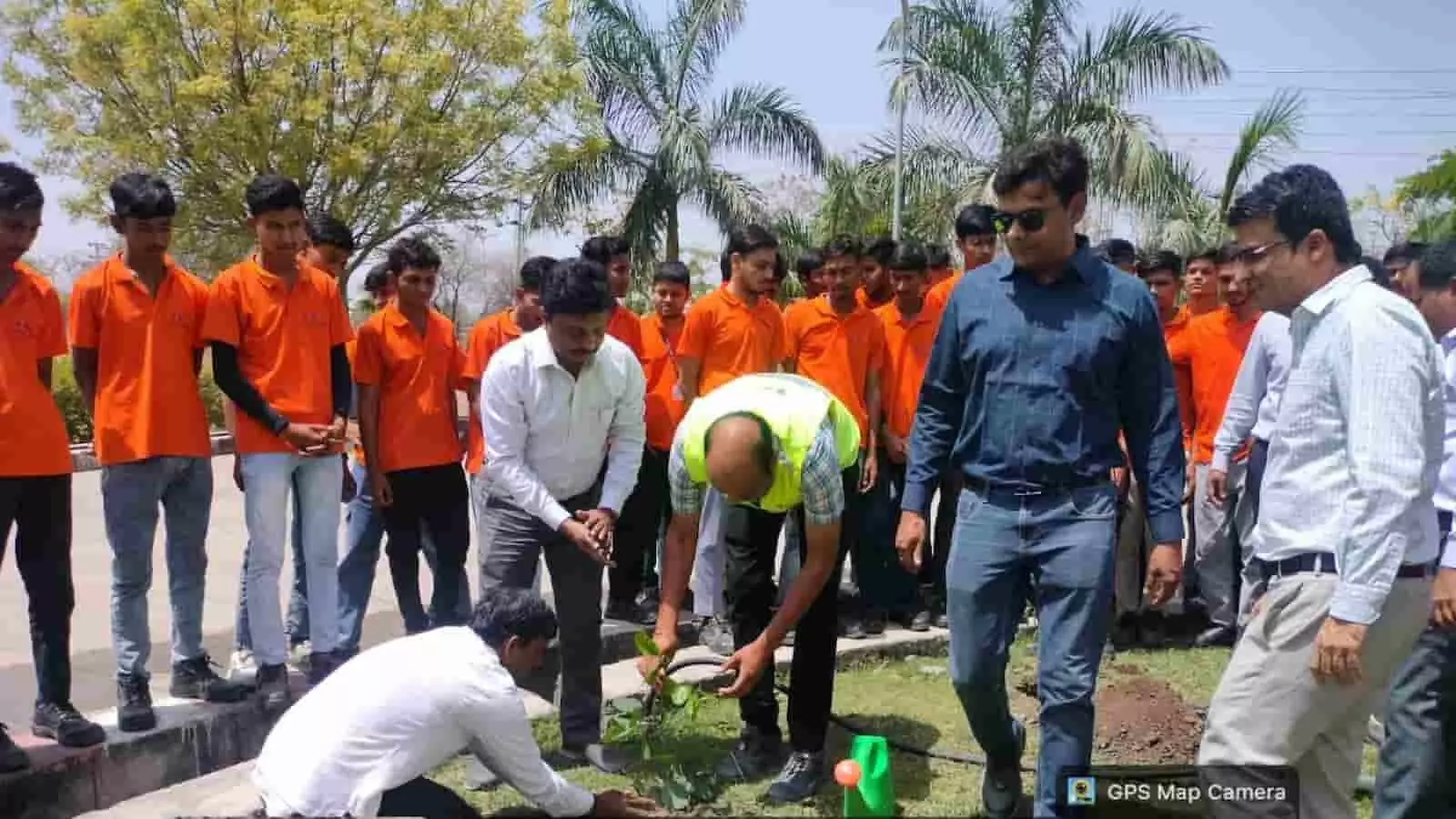 जेके आईटीआई परिसर में पौधा लगाते हुए अधिकारी और विद्यार्थी पर्यावरण संरक्षण का संदेश दे रहे हैं।