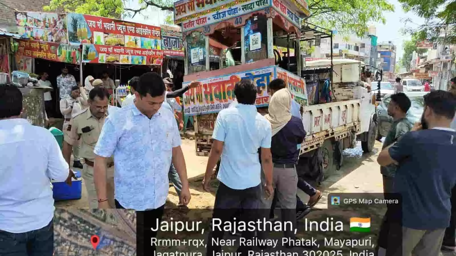 जगतपुरा रेलवे फाटक के पास नगर निगम की टीम द्वारा अवैध अतिक्रमण हटाकर सामान जब्त किया जाना।
