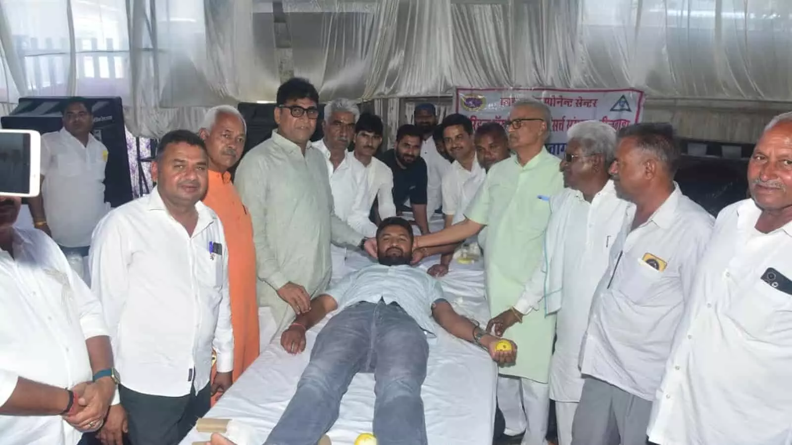 भीलवाड़ा के रक्तदान शिविर में बेड पर लेटा हुआ युवक और आसपास खड़े समाज के प्रतिनिधि। भीलवाड़ा के रक्तदान शिविर में बेड पर लेटा हुआ युवक और आसपास खड़े समाज के प्रतिनिधि।