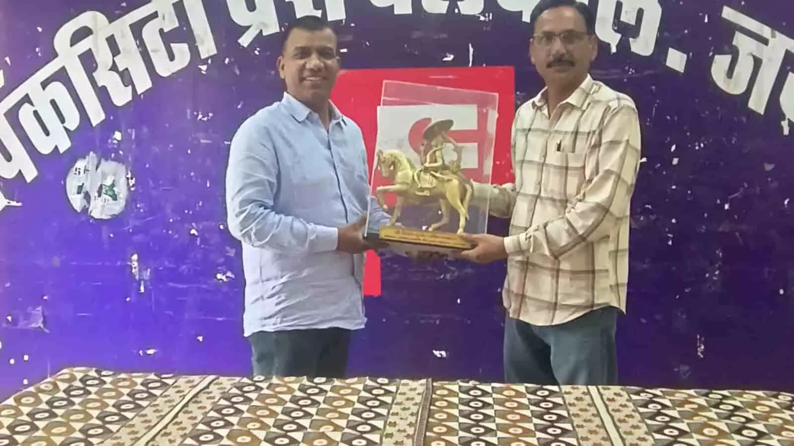 पिंक सिटी प्रेस क्लब में मनीष भरगढ़ पत्रकार गिरिराज गुर्जर को राष्ट्रीय गुर्जर गौरव सम्मान की ट्रॉफी दे रहे हैं।