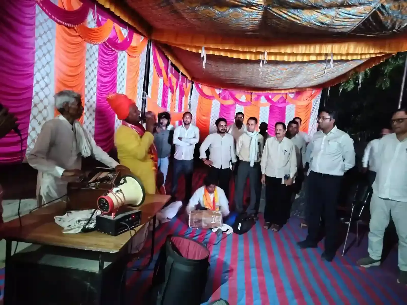 मनौता कलां की संध्या चौपाल में अधिकारियों के साथ ग्राम रथ का निरीक्षण करते जिला कलेक्टर मयंक मनीष। मनौता कलां की संध्या चौपाल में अधिकारियों के साथ ग्राम रथ का निरीक्षण करते जिला कलेक्टर मयंक मनीष।