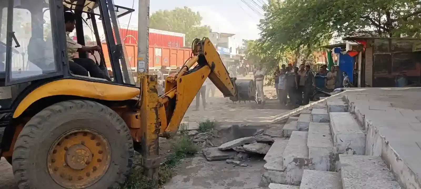 भीलवाड़ा ट्रांसपोर्ट मार्केट में नगर निगम टीम द्वारा दुकानों के बाहर से अवैध अतिक्रमण हटाने की कार्यवाही।