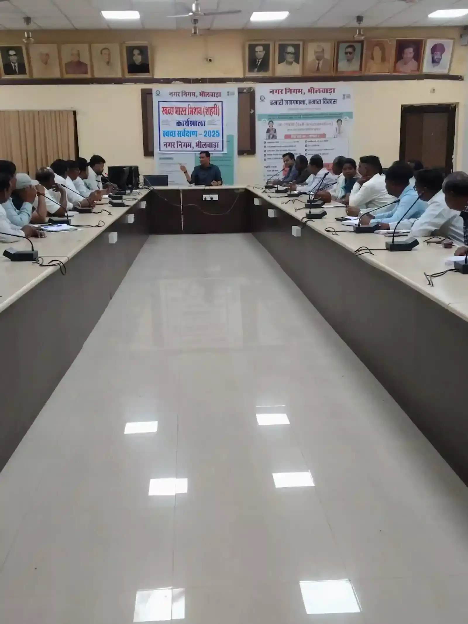 भीलवाड़ा नगर निगम मीटिंग हॉल में आयुक्त हेमाराम चौधरी स्वच्छता सर्वेक्षण की तैयारी हेतु अधिकारियों के साथ बैठक करते हुए।