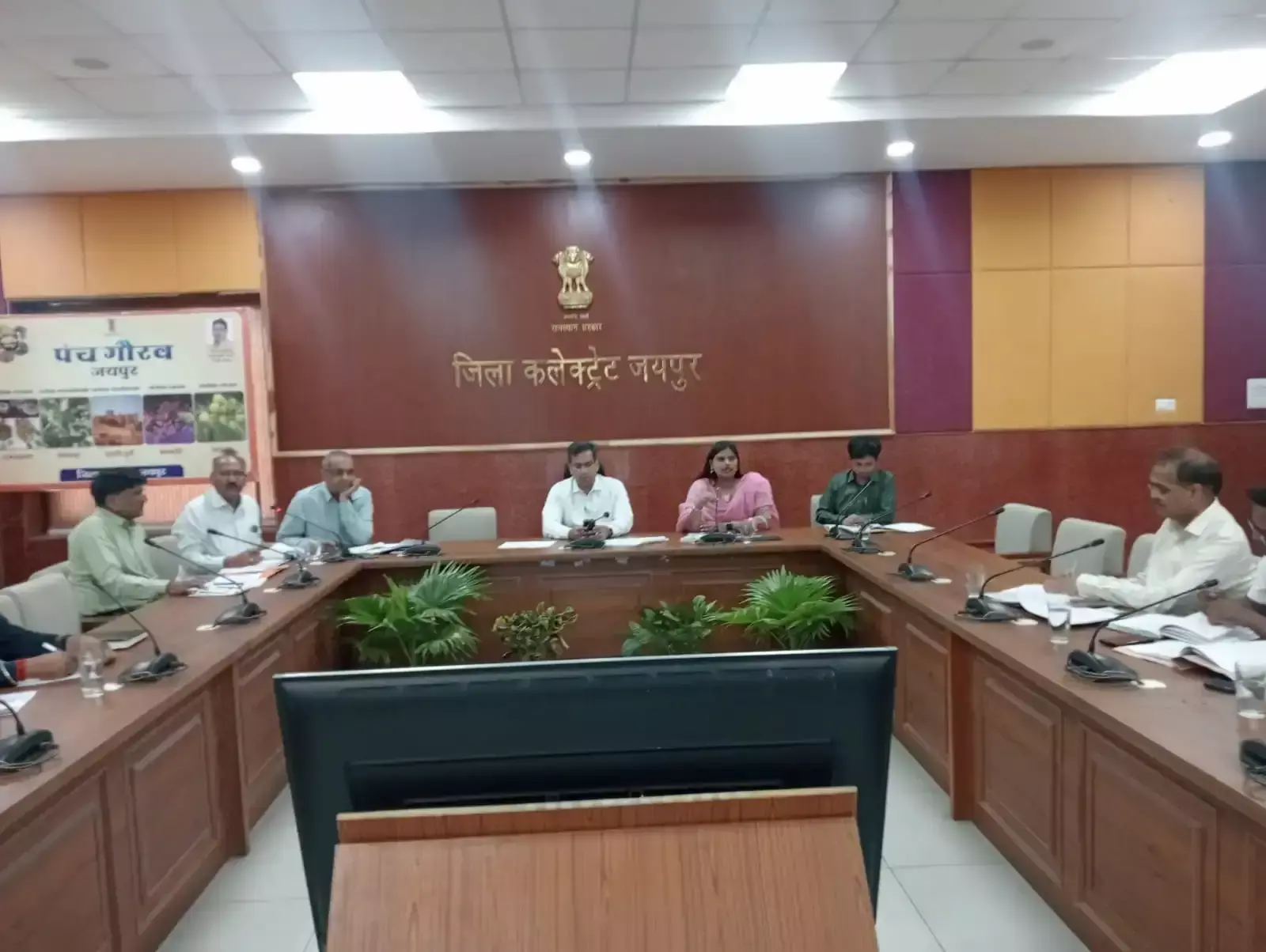 जयपुर कलेक्ट्रेट में मुख्यमंत्री जल स्वावलंबन अभियान की समीक्षा बैठक की अध्यक्षता करते जिला कलेक्टर संदेश नायक।