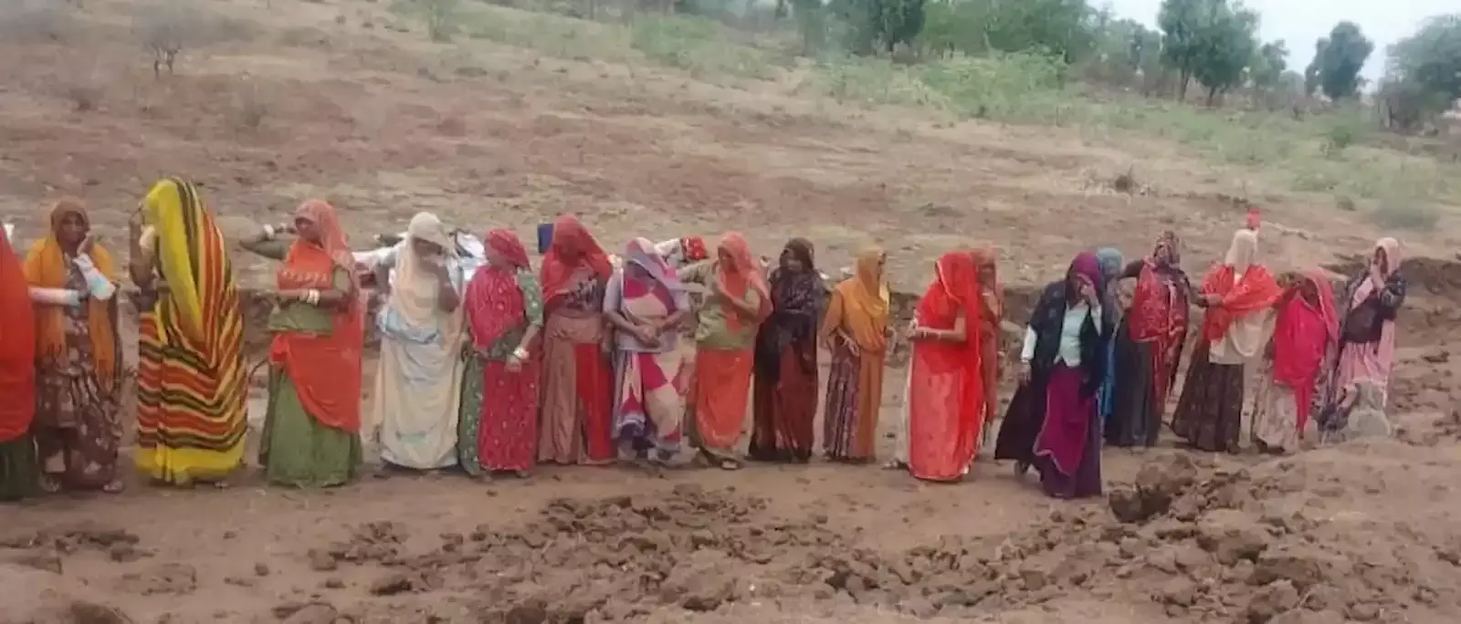 आमेट के आसन में मजदूर दिवस संगोष्ठी के दौरान मंच पर विचार व्यक्त करते श्रमिक हिताधिकारी।