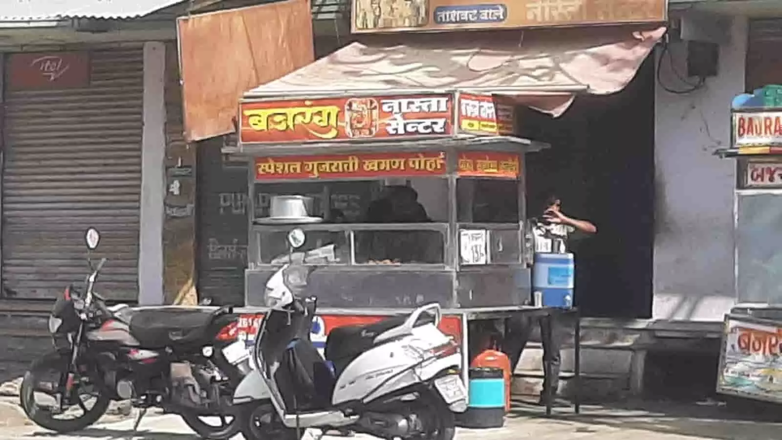 बाजार में स्थित एक नाश्ते का ठेला जहां व्यापारी कमर्शियल गैस सिलेंडर का उपयोग कर रहे हैं। बाजार में स्थित एक नाश्ते का ठेला जहां व्यापारी कमर्शियल गैस सिलेंडर का उपयोग कर रहे हैं।