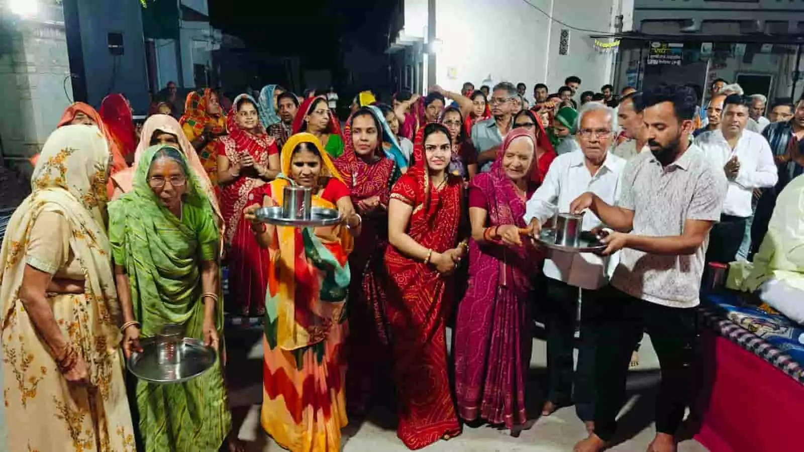 थोबावाड़ा उदयपुर में श्रीराम कथा के दौरान प्रवचन देते कथा व्यास पुष्कर दास महाराज और उपस्थित श्रद्धालु। थोबावाड़ा उदयपुर में श्रीराम कथा के दौरान प्रवचन देते कथा व्यास पुष्कर दास महाराज और उपस्थित श्रद्धालु।