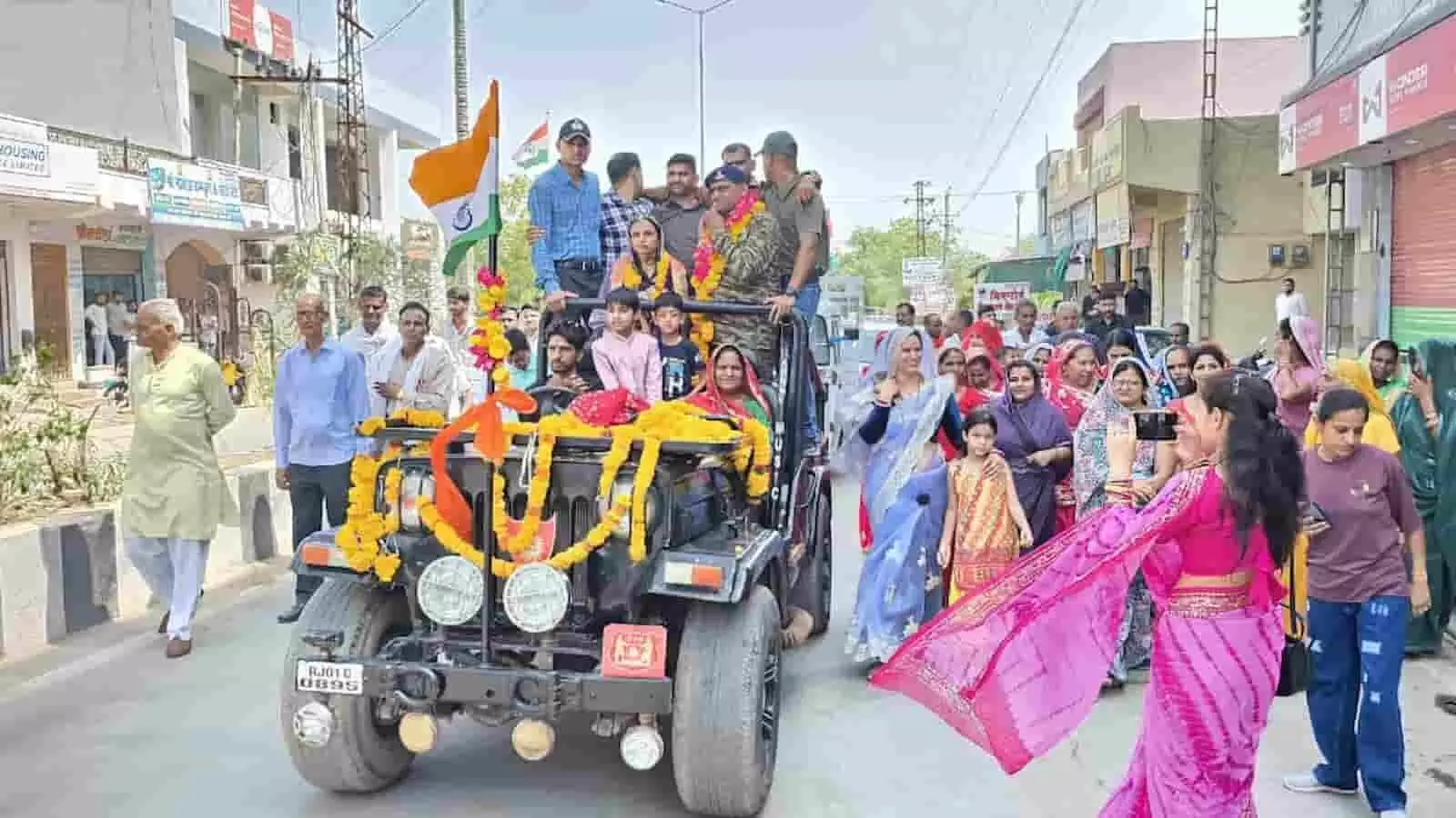 फूलों से सजी खुली जीप में सवार सेवानिवृत्त हवलदार गोविंद कुमार शर्मा का बेगूं में स्वागत समारोह।