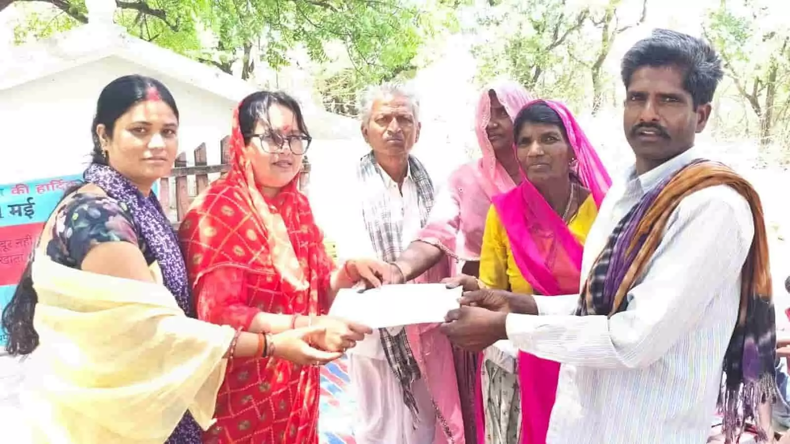 कुमारिया गांव में महिला और पुरुष श्रमिक सरपंच को अपनी मांगों का ज्ञापन सौंपते हुए। कुमारिया गांव में महिला और पुरुष श्रमिक सरपंच को अपनी मांगों का ज्ञापन सौंपते हुए।