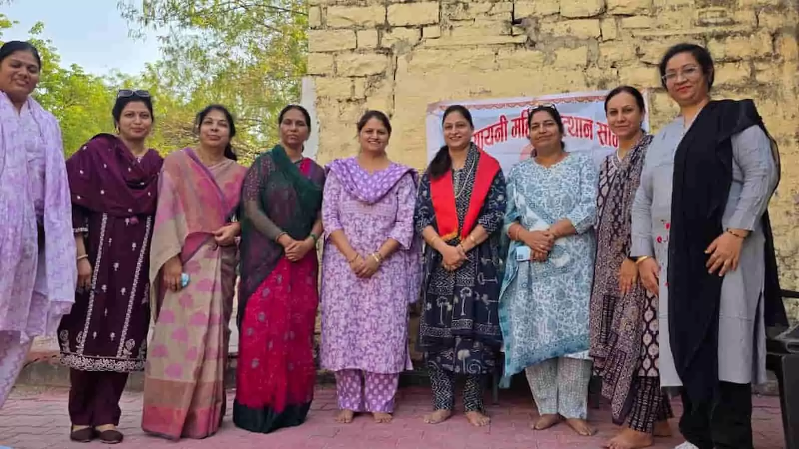 कात्यायनी महिला उत्थान समिति की सदस्य कोटा के विद्यालय प्रांगण में आत्मरक्षा शिविर कार्यक्रम के दौरान खड़ी हैं। कात्यायनी महिला उत्थान समिति की सदस्य कोटा के विद्यालय प्रांगण में आत्मरक्षा शिविर कार्यक्रम के दौरान खड़ी हैं।