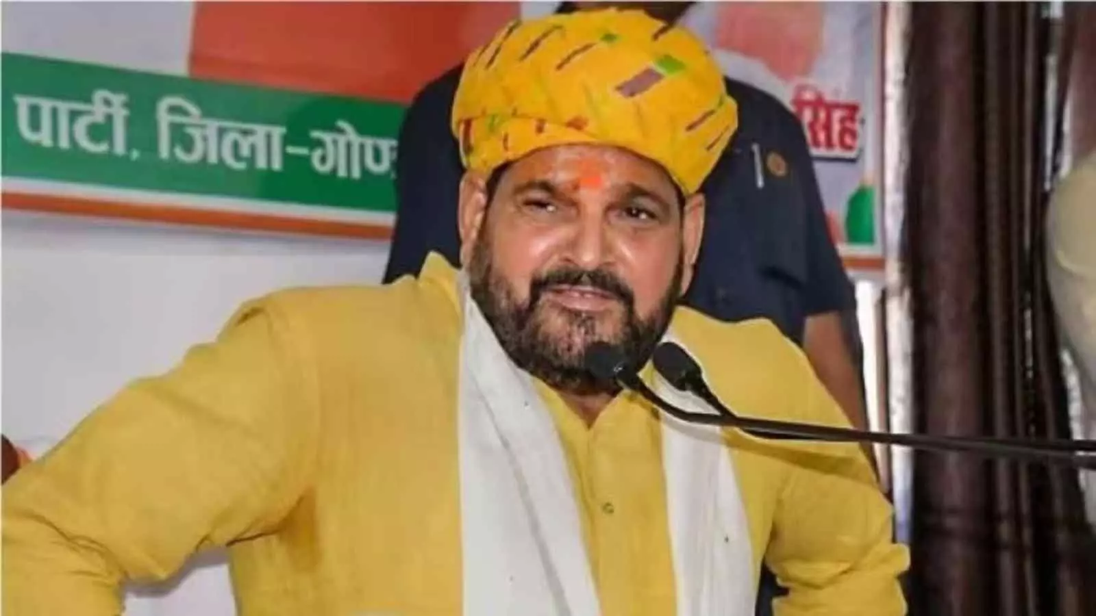 गोंडा में प्रेस वार्ता के दौरान मीडिया को संबोधित करते बीजेपी विधायक प्रतीक भूषण सिंह।