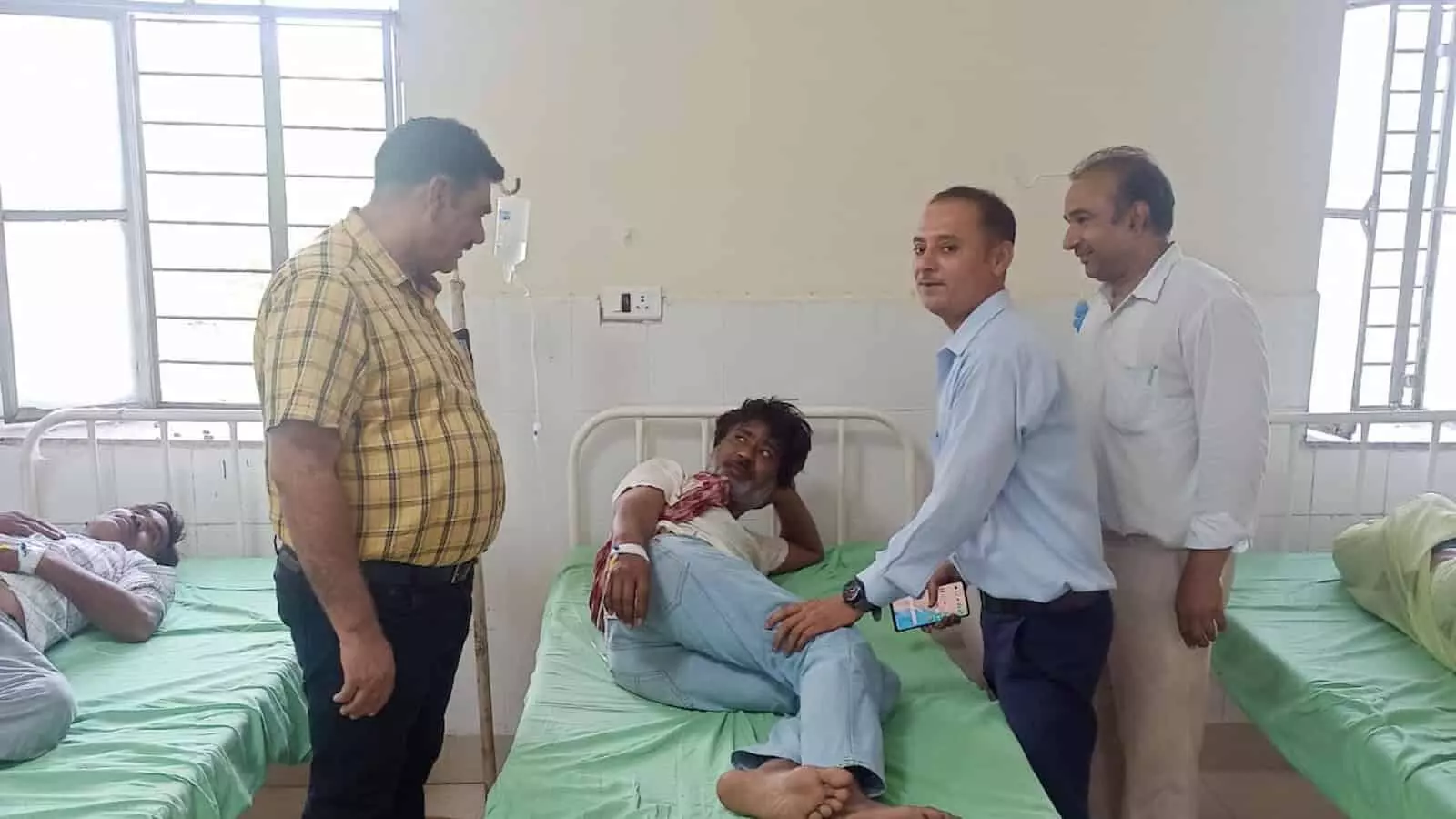 अस्पताल के वार्ड में भर्ती मरीज का हाल चाल पूछते अधिकारी और निरीक्षण करते सीएमएचओ सतीश चंद मीना। अस्पताल के वार्ड में भर्ती मरीज का हाल चाल पूछते अधिकारी और निरीक्षण करते सीएमएचओ सतीश चंद मीना।